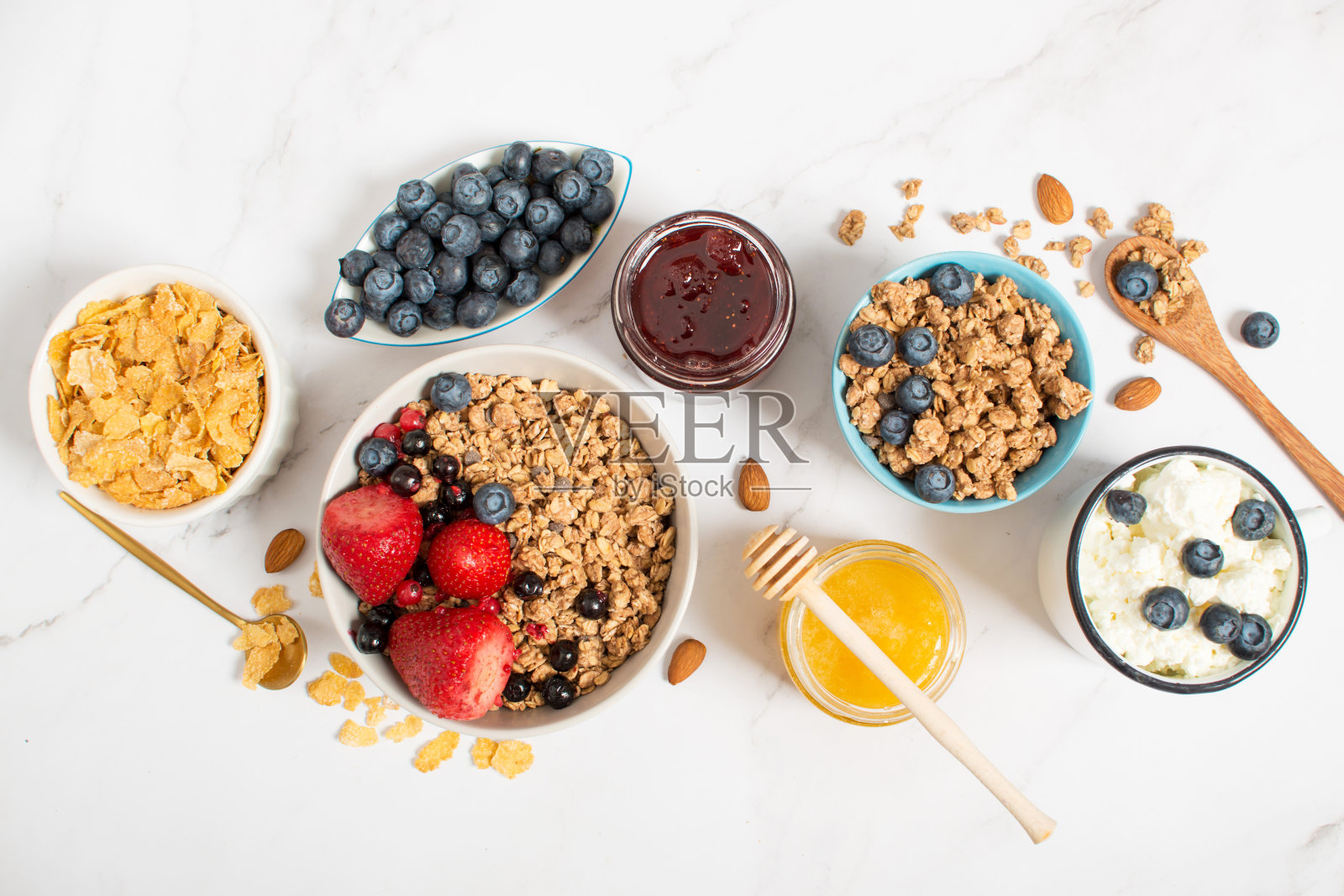 早餐有格兰诺拉麦片和羊角面包。照片摄影图片