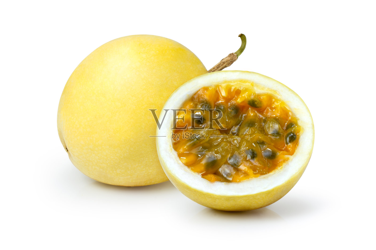 黄色的西番莲果与水滴和切成薄片孤立在白色背景上。照片摄影图片