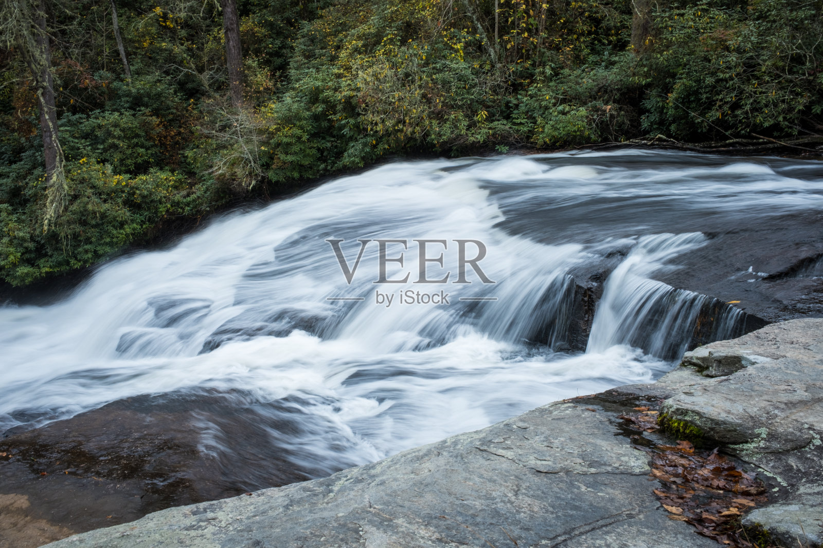 秋天的瀑布照片摄影图片