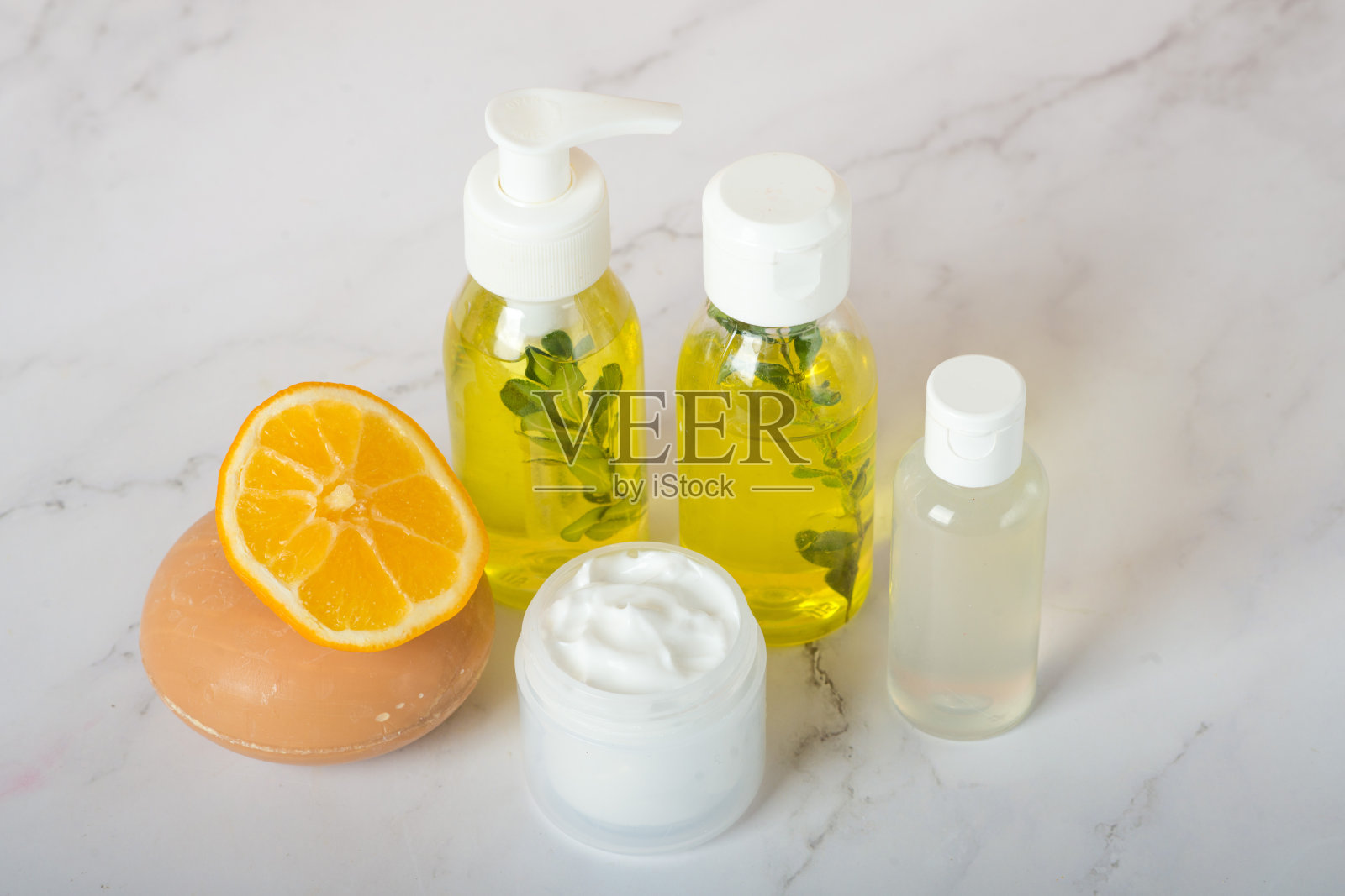 采购产品洗发水，液体肥皂，芳香浴盐和其他洗漱用品。照片摄影图片