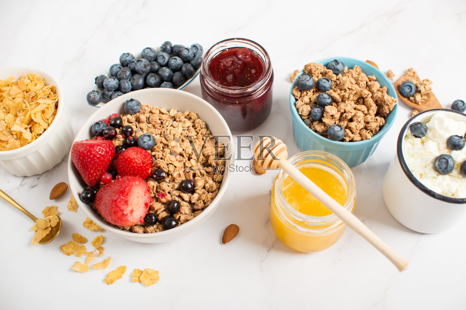 灰色背景上的健康早餐。照片摄影图片