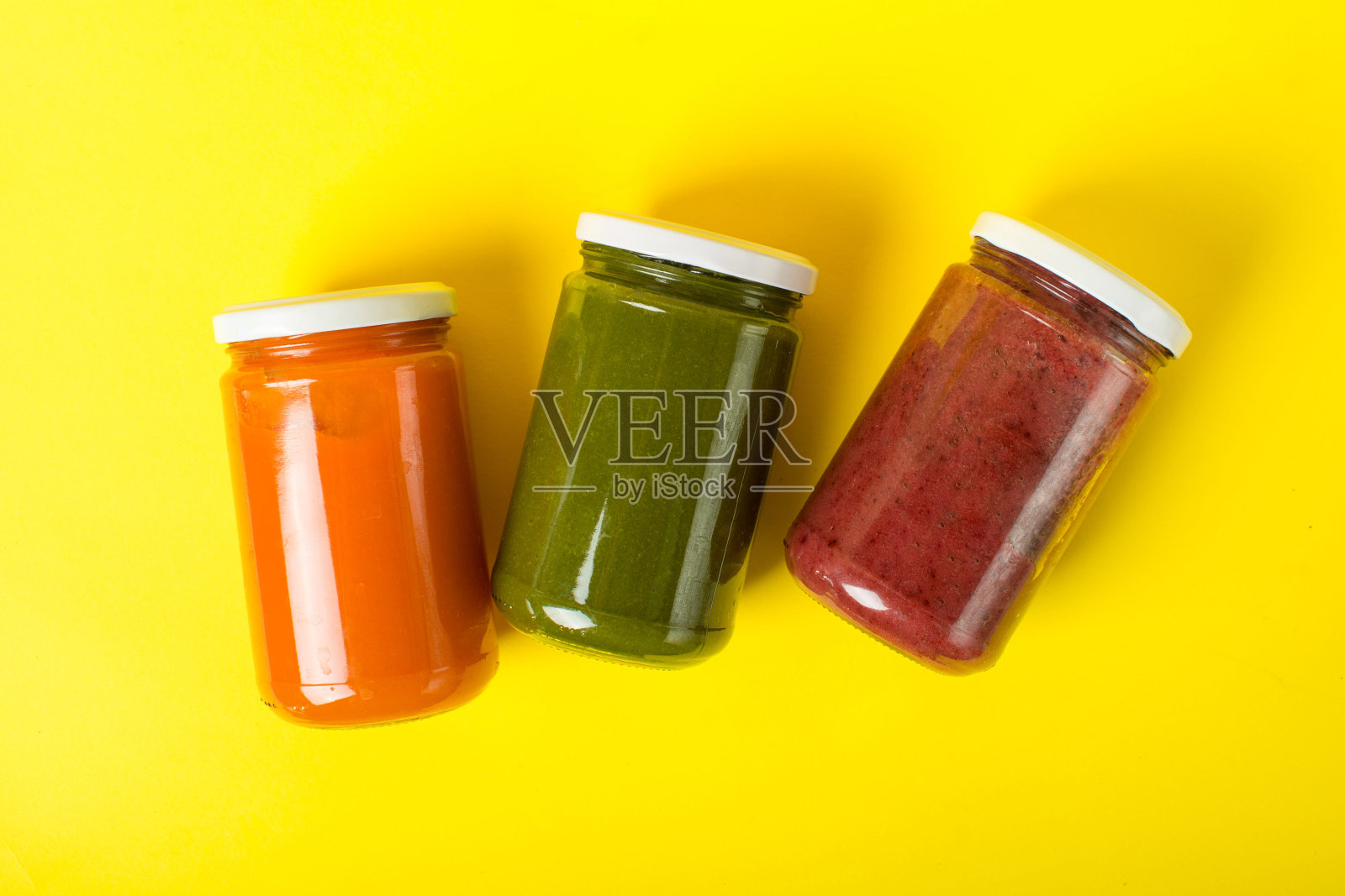 各种婴儿食品在罐子里，俯视图照片摄影图片