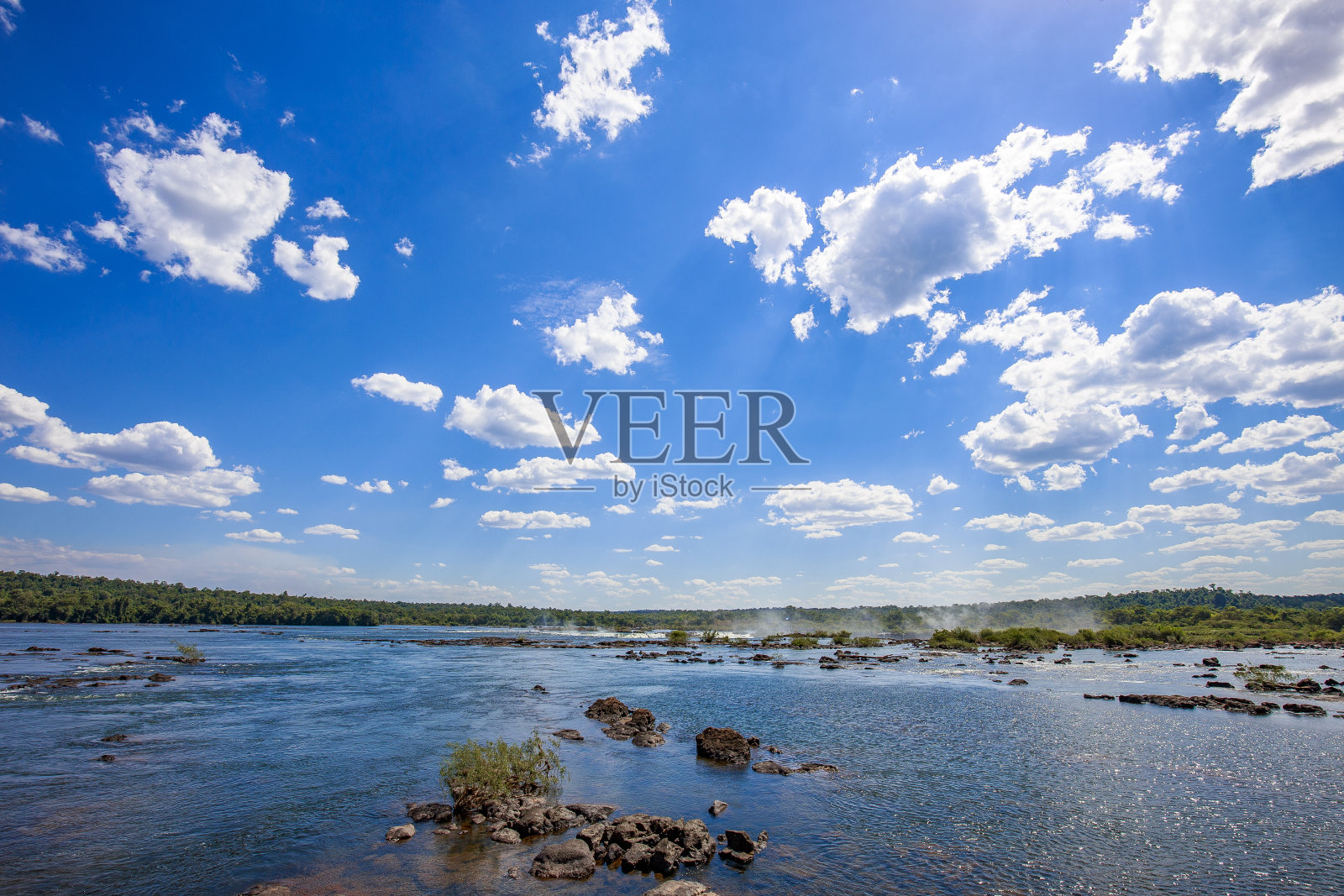 在Iguaçu瀑布上方，可以看到巴西和阿根廷边界上的Iguaçu河。照片摄影图片