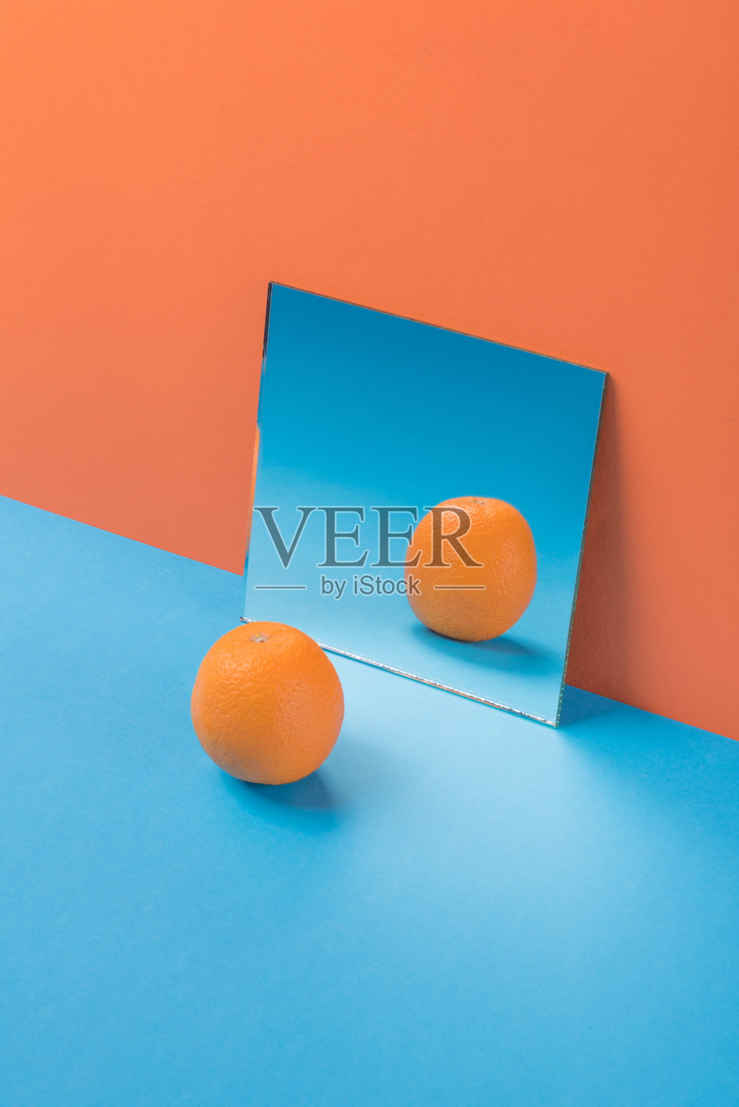 橙色在蓝色的表孤立在橙色的背景照片摄影图片