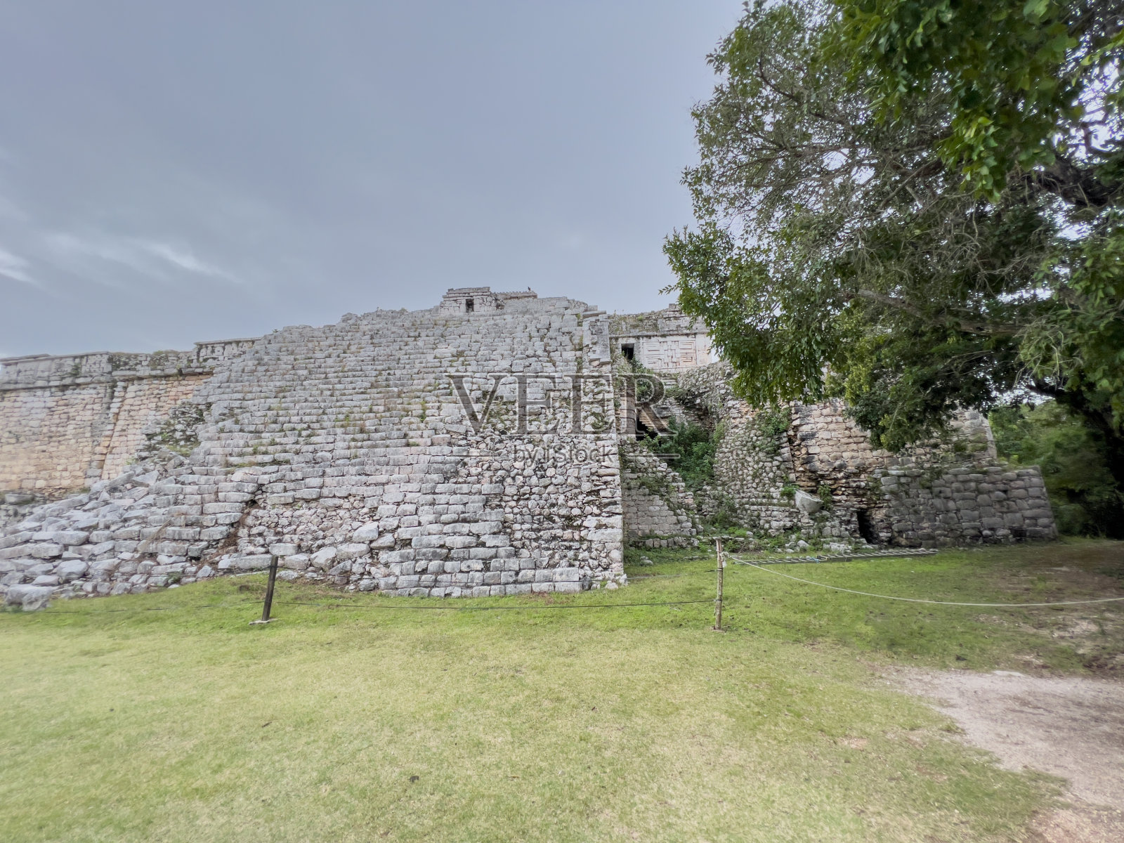 墨西哥奇琴伊察玛雅遗址：尤卡坦半岛著名的金字塔形神庙照片摄影图片