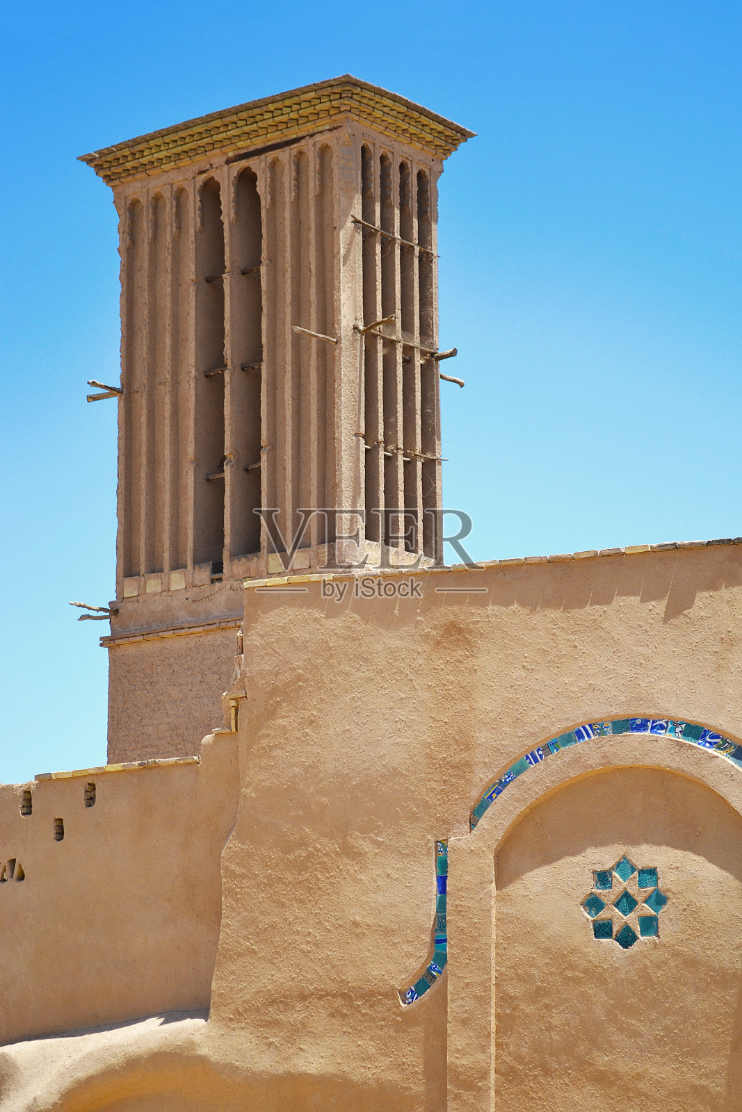 Badgir是伊朗亚兹德古城的一座屋顶上的风塔，Badgir是传统的波斯建筑特色，在建筑中创造自然通风和冷却照片摄影图片