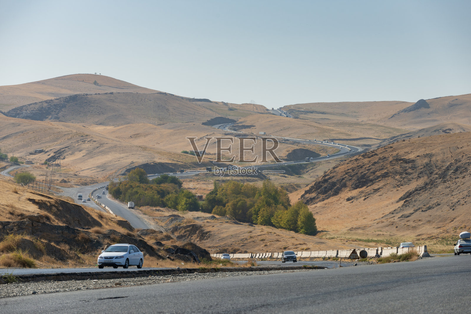 公路穿过乌兹别克斯坦的山口照片摄影图片