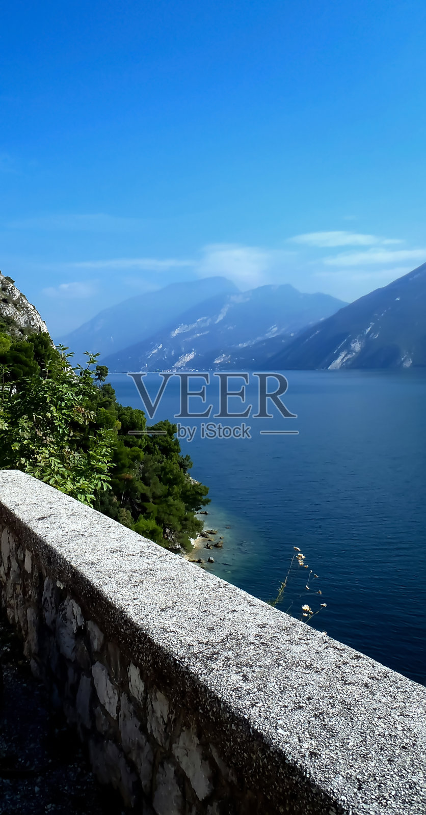 加尔德萨纳路的加尔达湖照片摄影图片