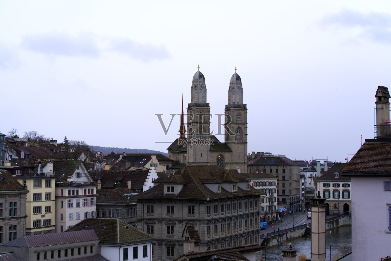 在一个多雪多雨的冬天，在Zürich的老城，新教大教堂和双塔。照片摄影图片