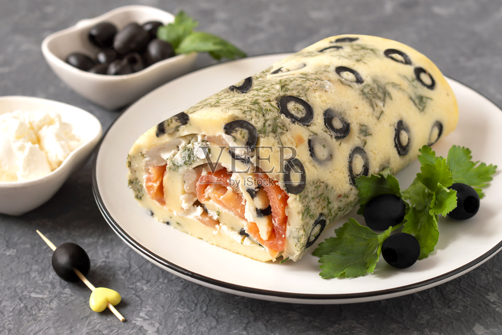 鲑鱼和奶油芝士的节日卷照片摄影图片