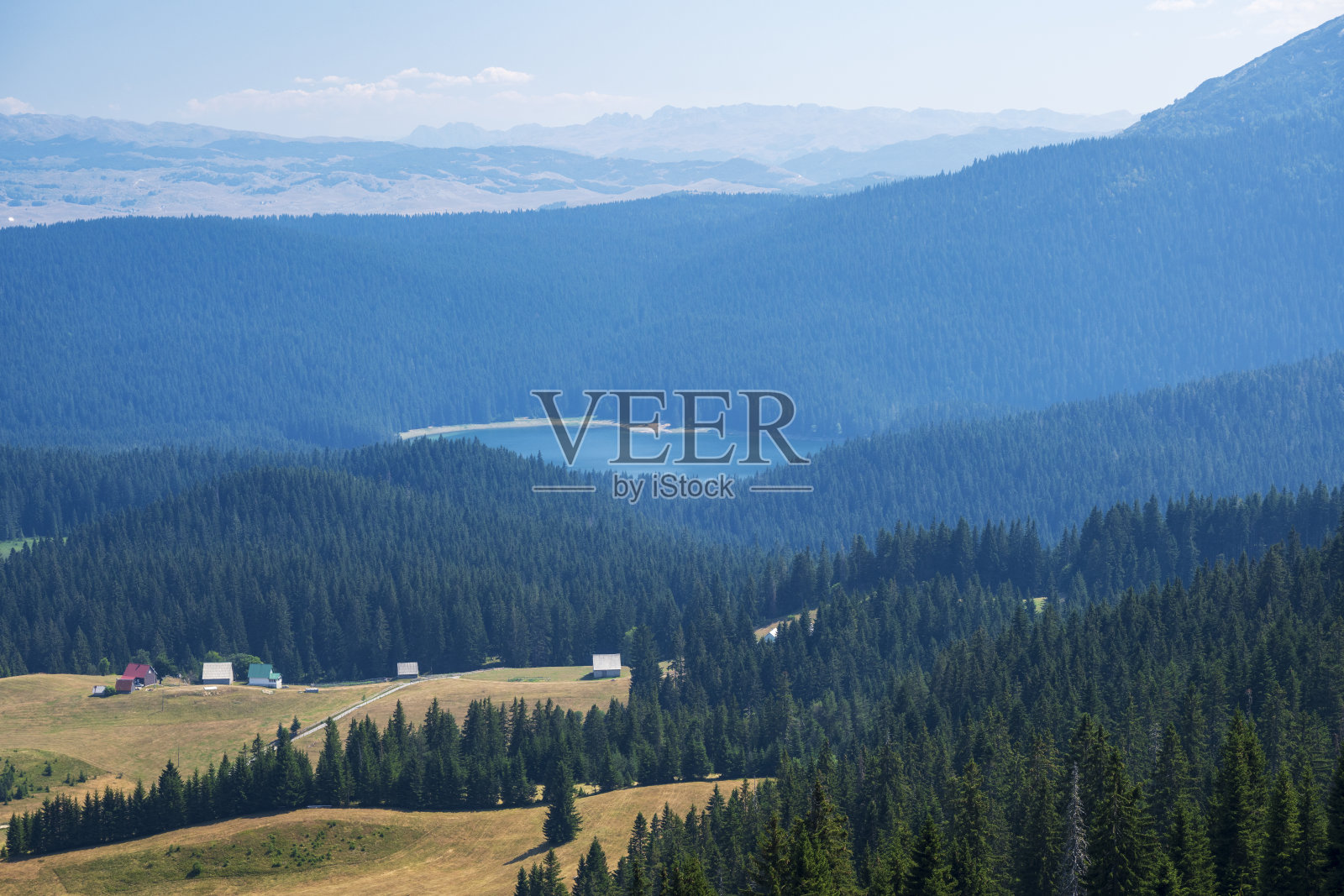 美丽的山的风景。从山顶俯瞰全景。照片摄影图片