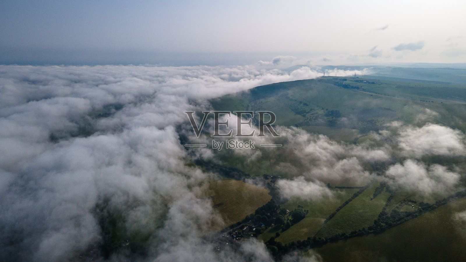 鸟瞰图，山上低垂的云。照片摄影图片