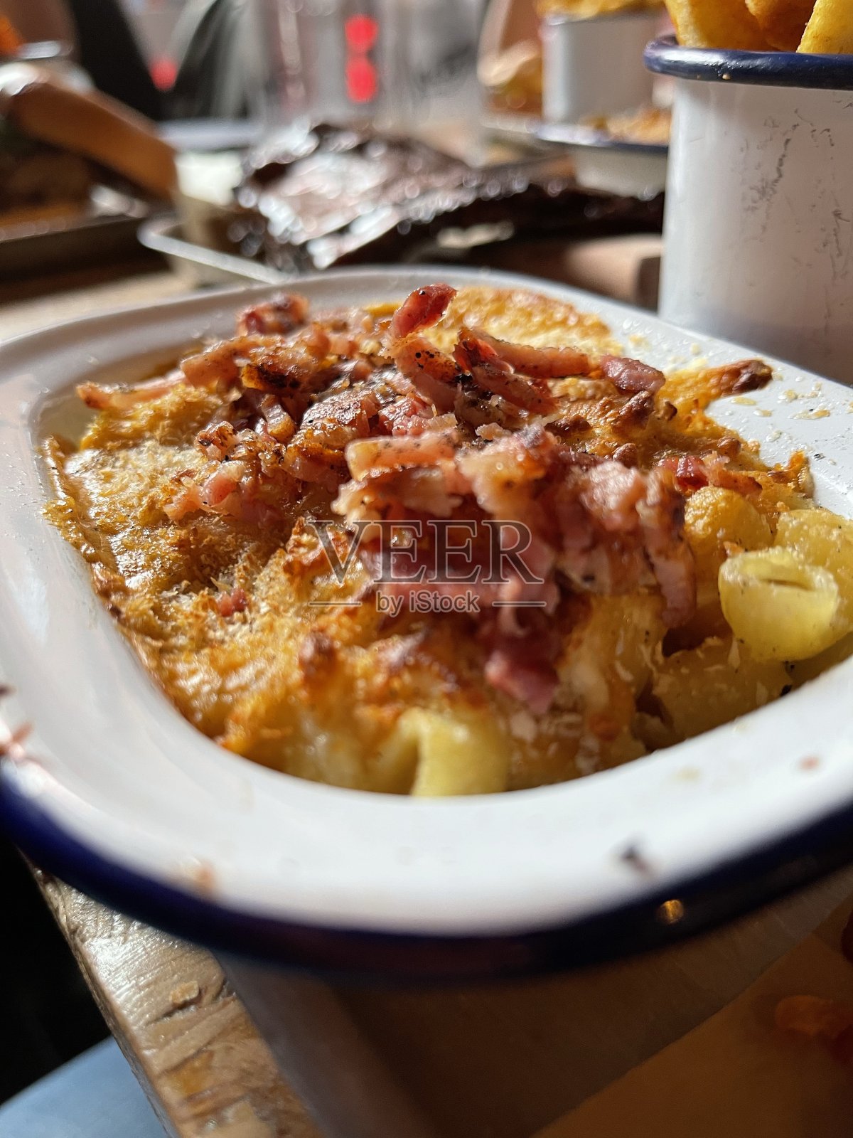 新鲜的自制烤炉烤的芝士通心粉和培根照片摄影图片