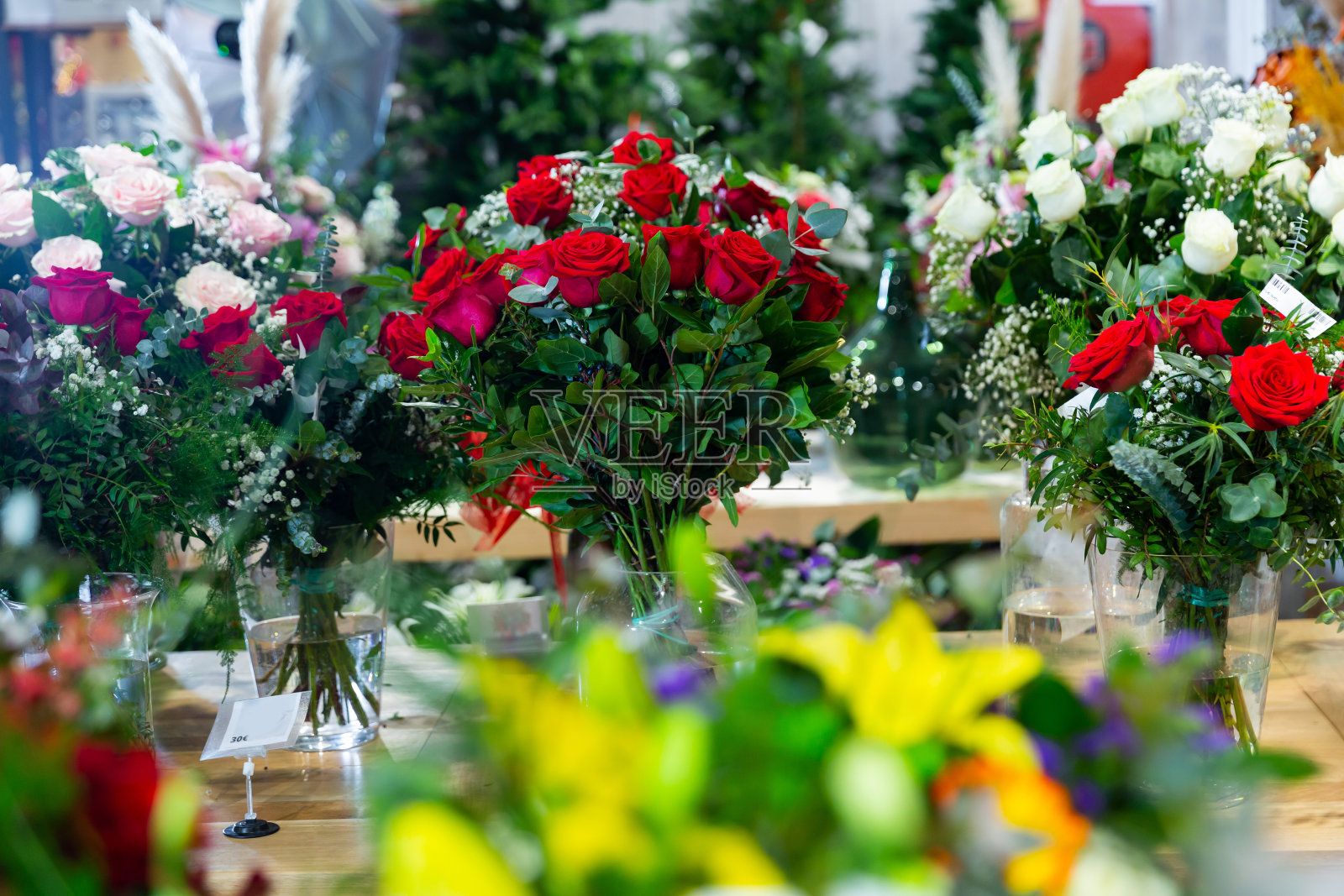 花店陈列室的花束照片摄影图片