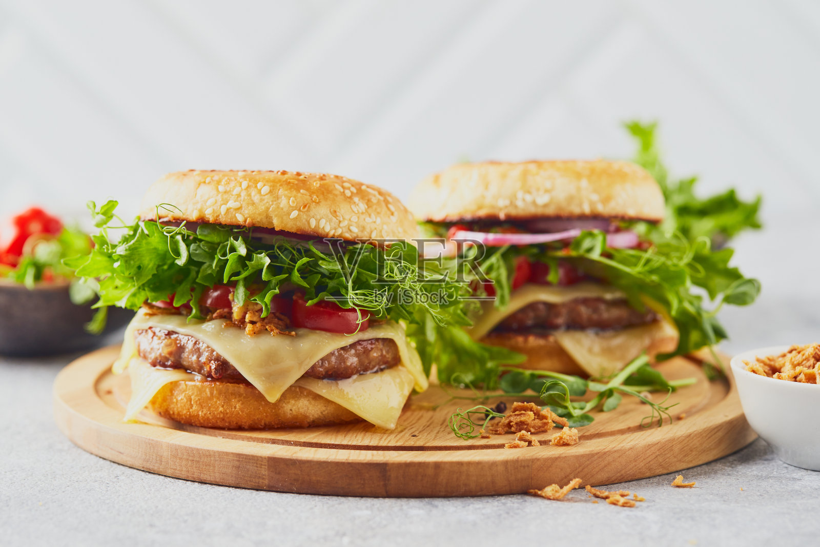 两个汉堡与小牛肉和香草在木制砧板上照片摄影图片