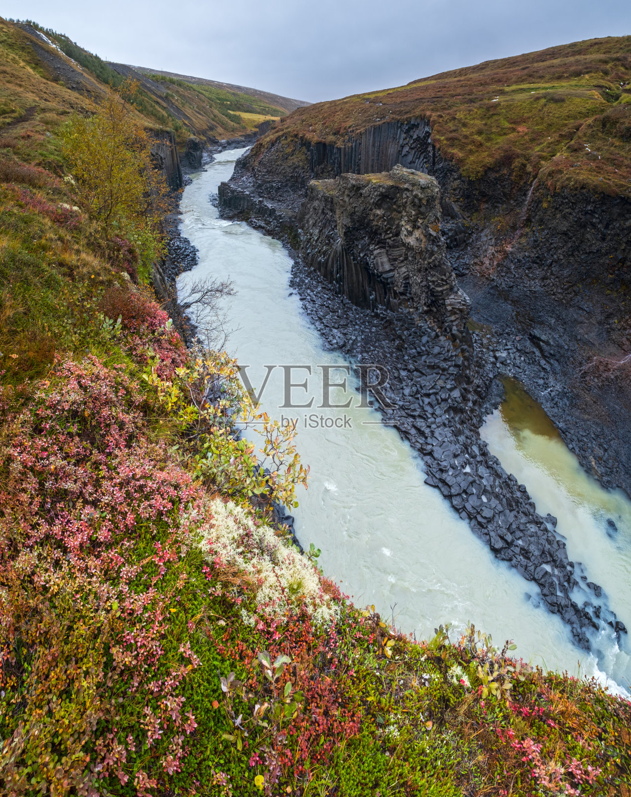 Stuðlagil峡谷位于Jökuldalur，冰岛东部。著名的柱状玄武岩岩层Jökla河贯穿其中。照片摄影图片
