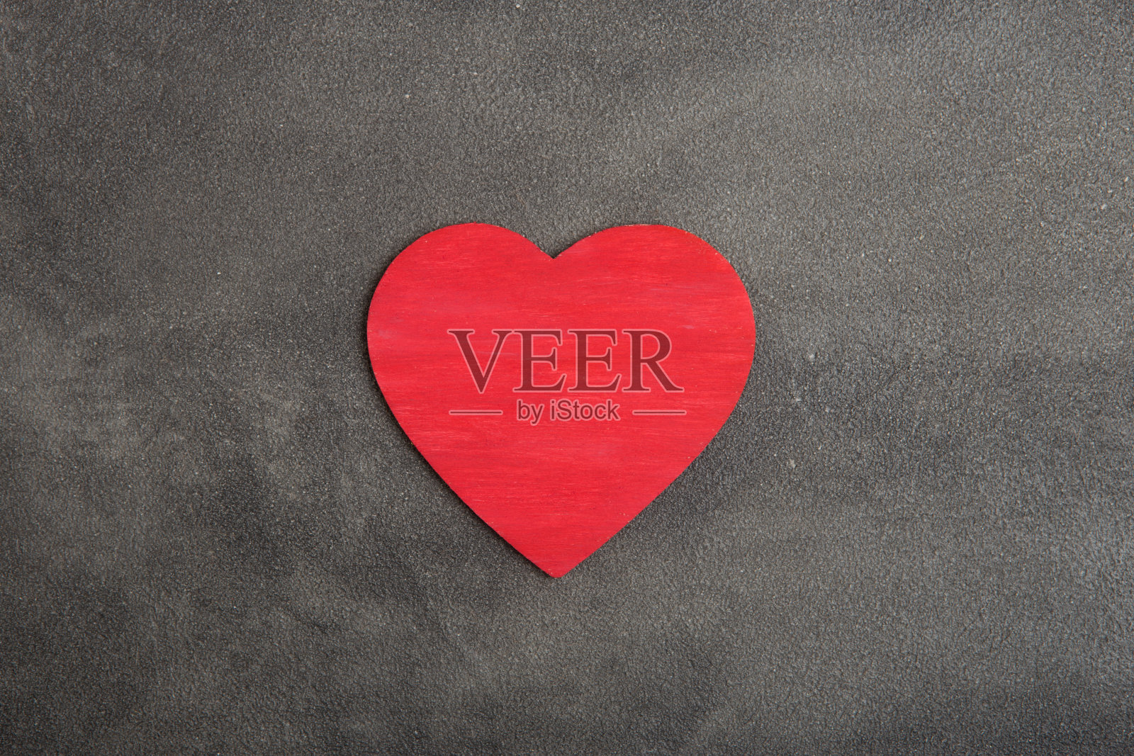 情人节祝福概念：红色心形卡片，留有文字空间照片摄影图片