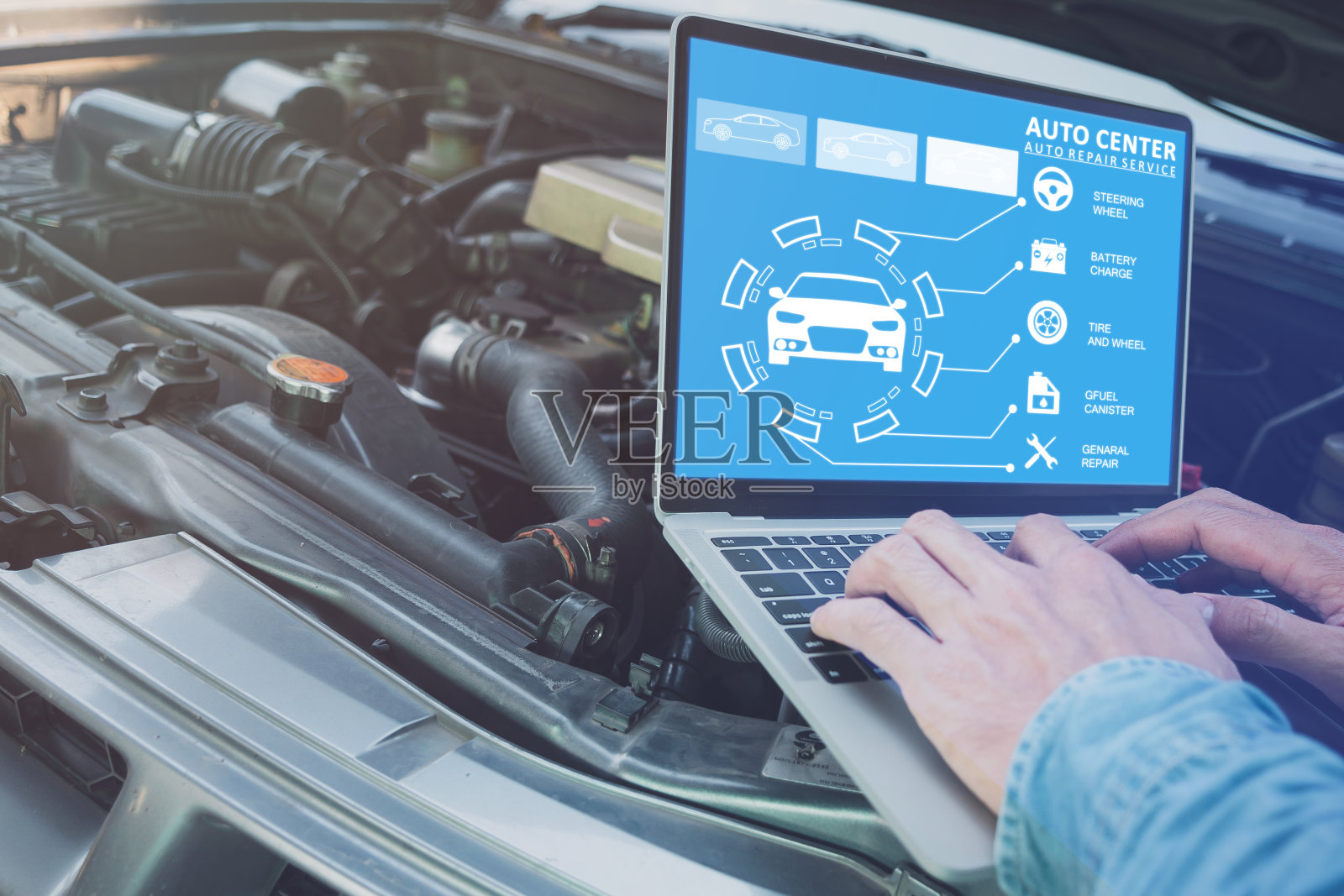 技师的手利用计算机分析汽车的数据来检查发动机的运转情况，技术为汽车维修概念。照片摄影图片