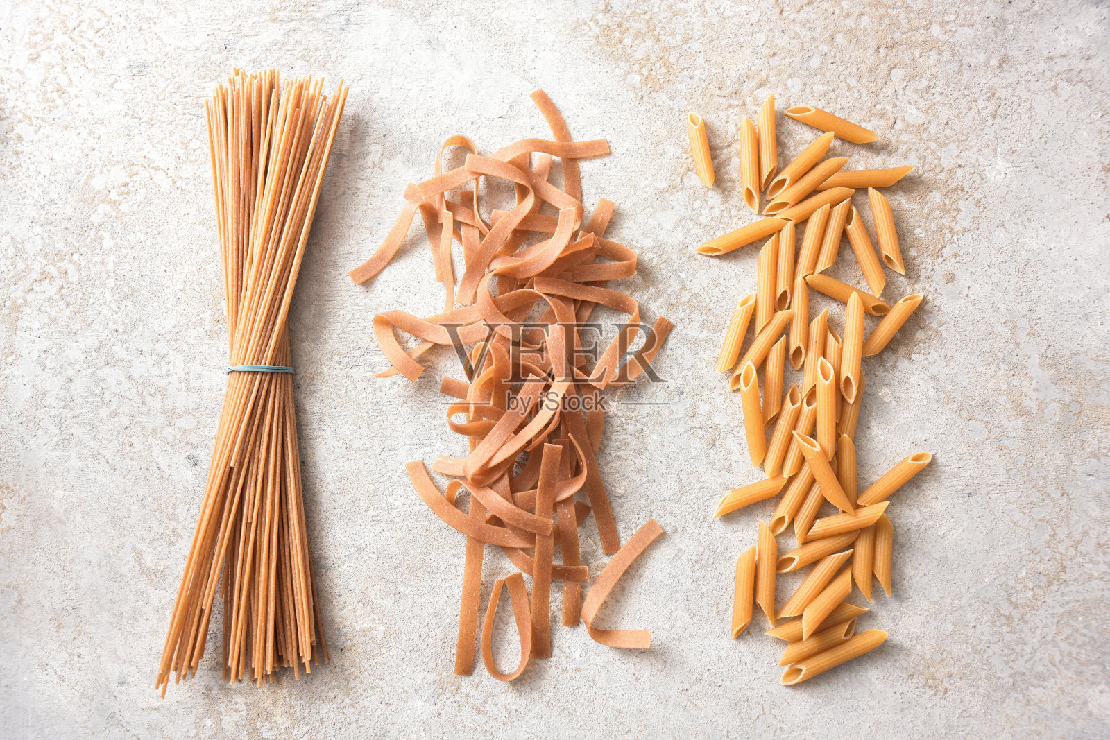 全谷物意大利面，意大利面，意大利宽面条，健康的面条含有纤维，蛋白质，维生素B和矿物质，从上面看照片摄影图片