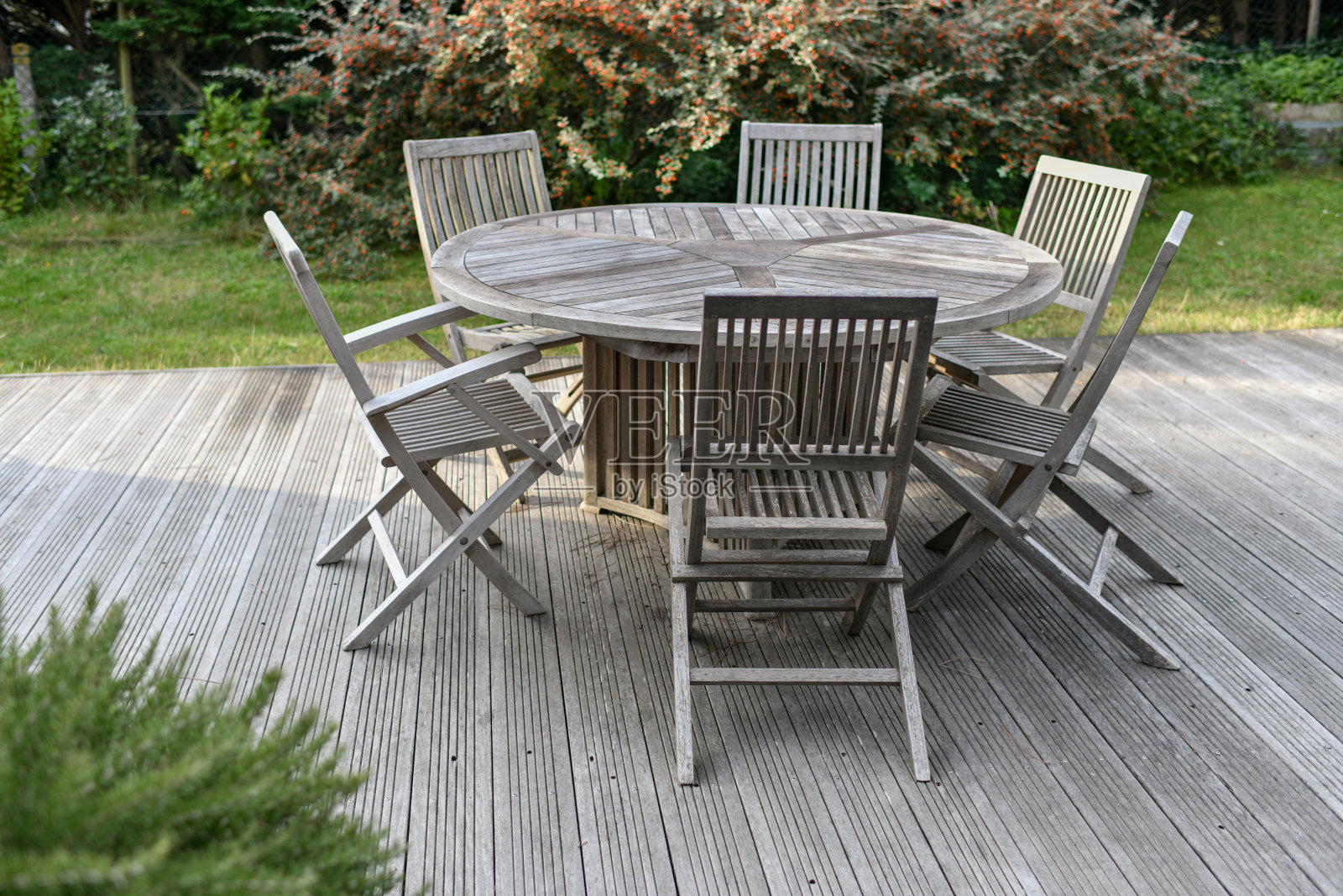 圆形餐桌配椅子，花园家具餐具。照片摄影图片