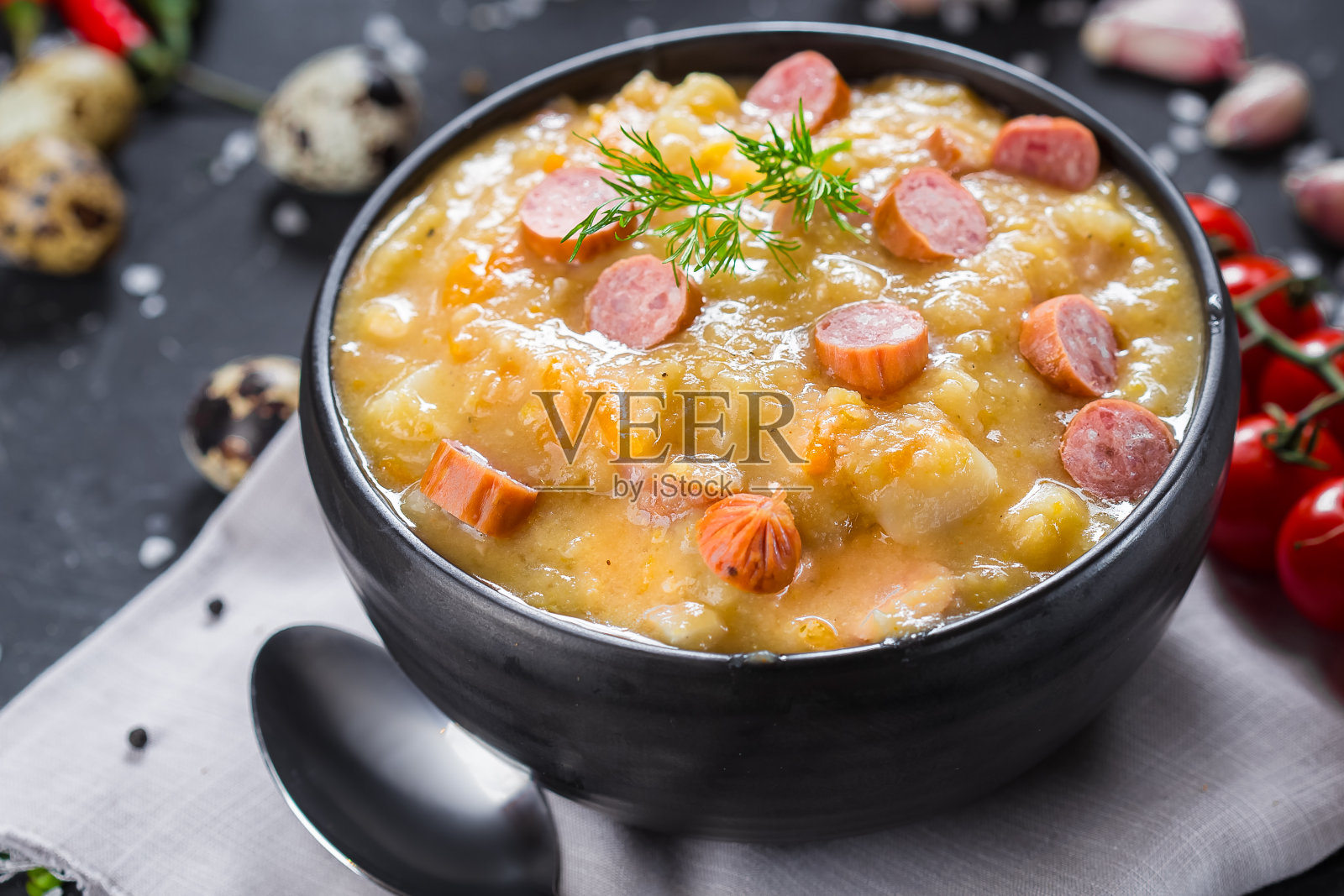 在一个盘子上土豆泥，香肠，蔬菜，圣女果，刀具在一个黑色孤立的背景，顶部照片摄影图片