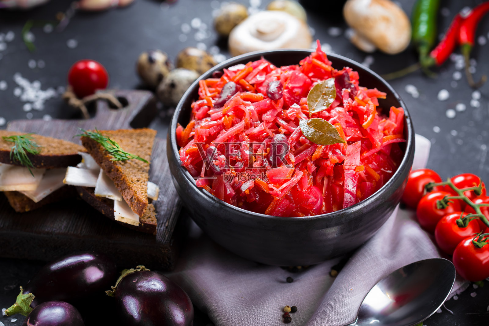 乌克兰罗宋汤，卷心菜，蔬菜，圣女果，黑色孤立背景的餐具，顶部照片摄影图片