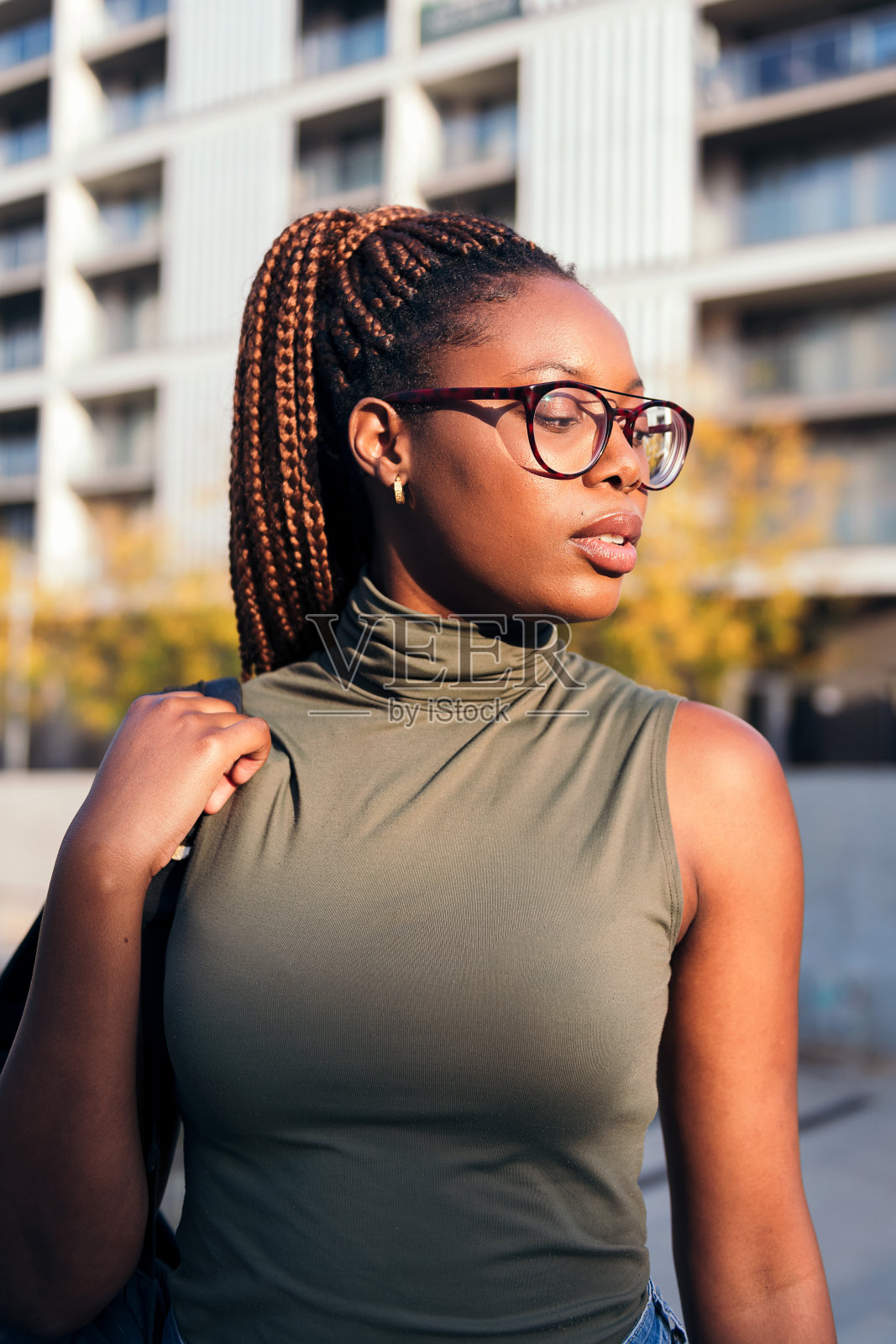 一个戴眼镜的年轻学生的垂直肖像照片摄影图片