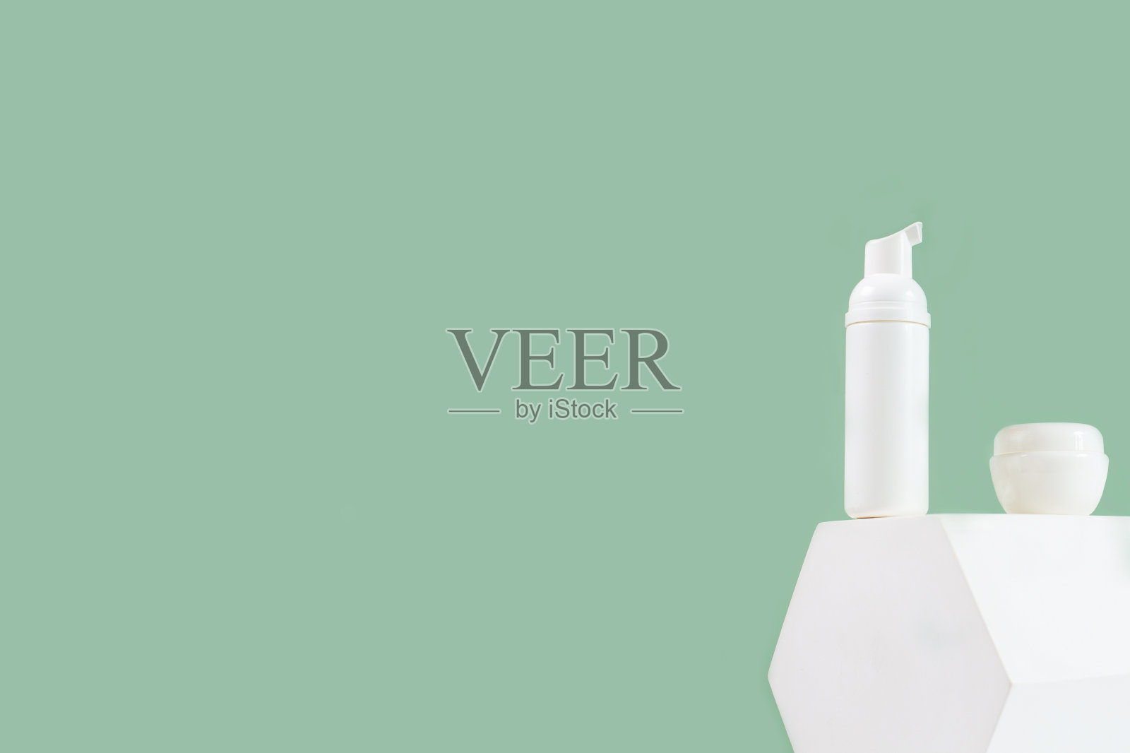 集美容护肤产品于面部、身体。照片摄影图片