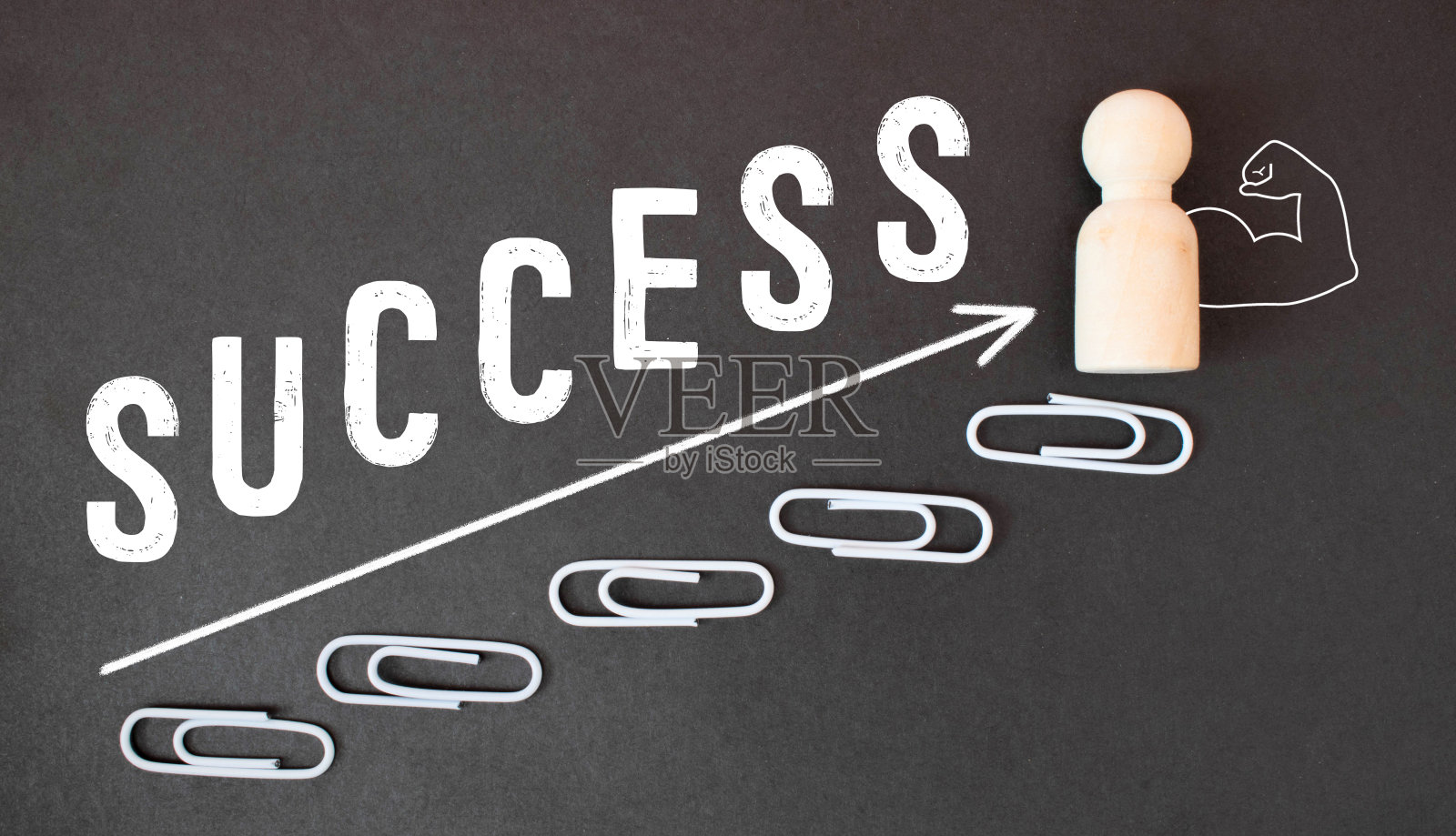 题词成功在黑色背景，事业阶梯照片摄影图片