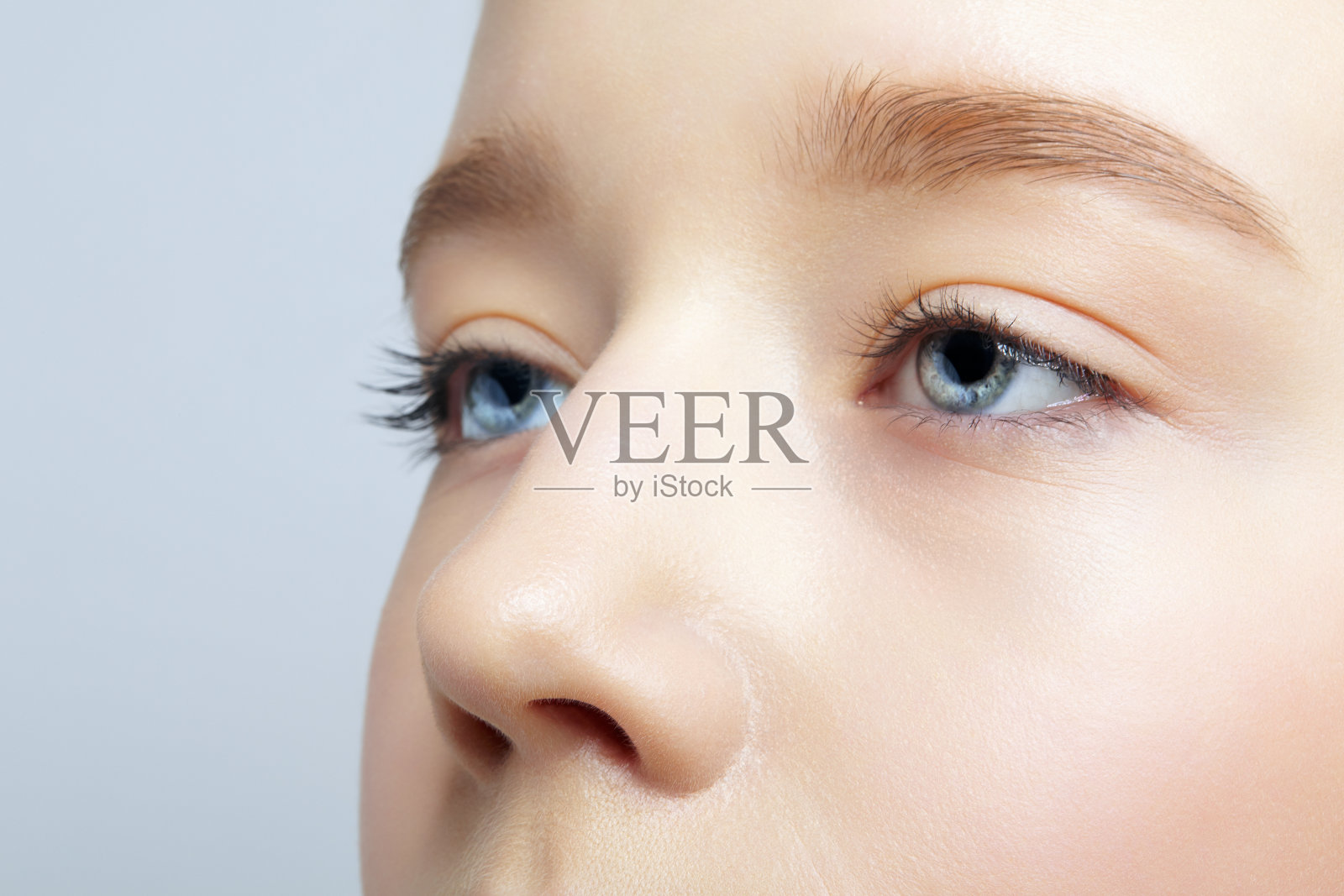 人类少女脸的特写镜头。年轻女性具有自然的脸和眼睛美妆照片摄影图片