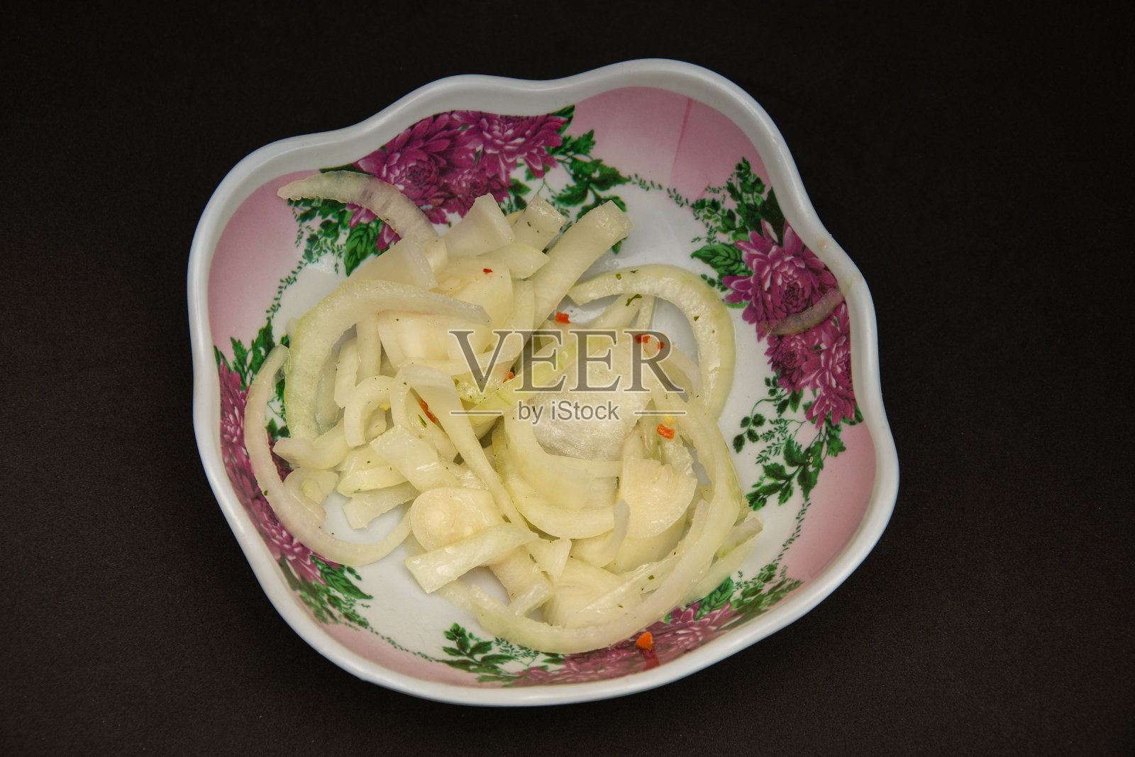 餐厅的白洋葱沙拉照片摄影图片