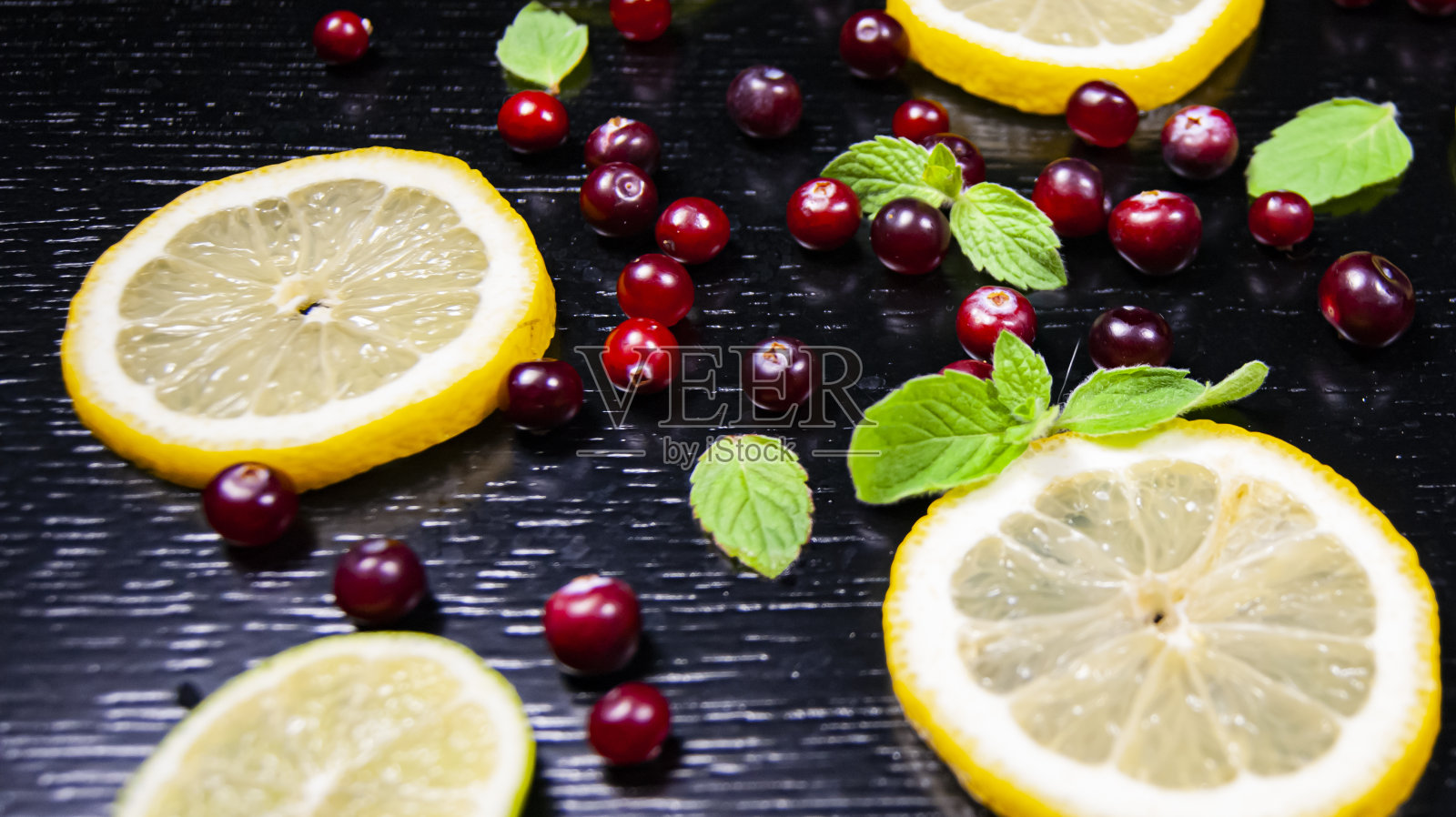 柠檬，蔓越莓和薄荷照片摄影图片