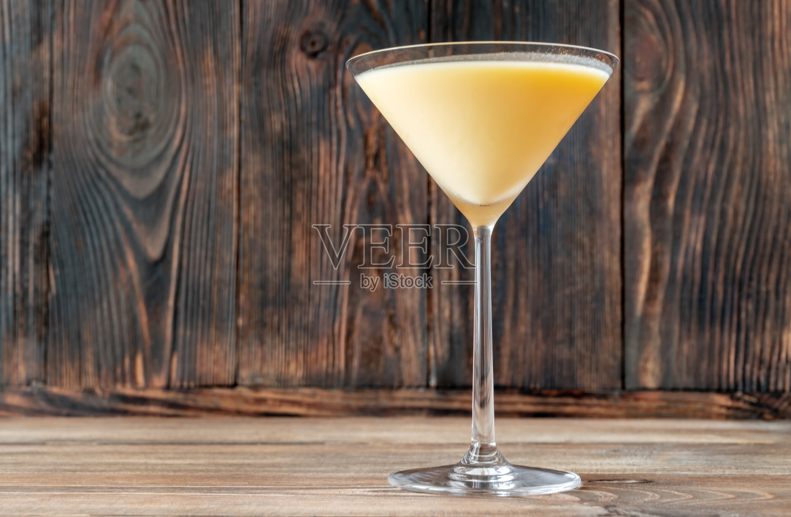 一杯金丝雀鸡尾酒照片摄影图片