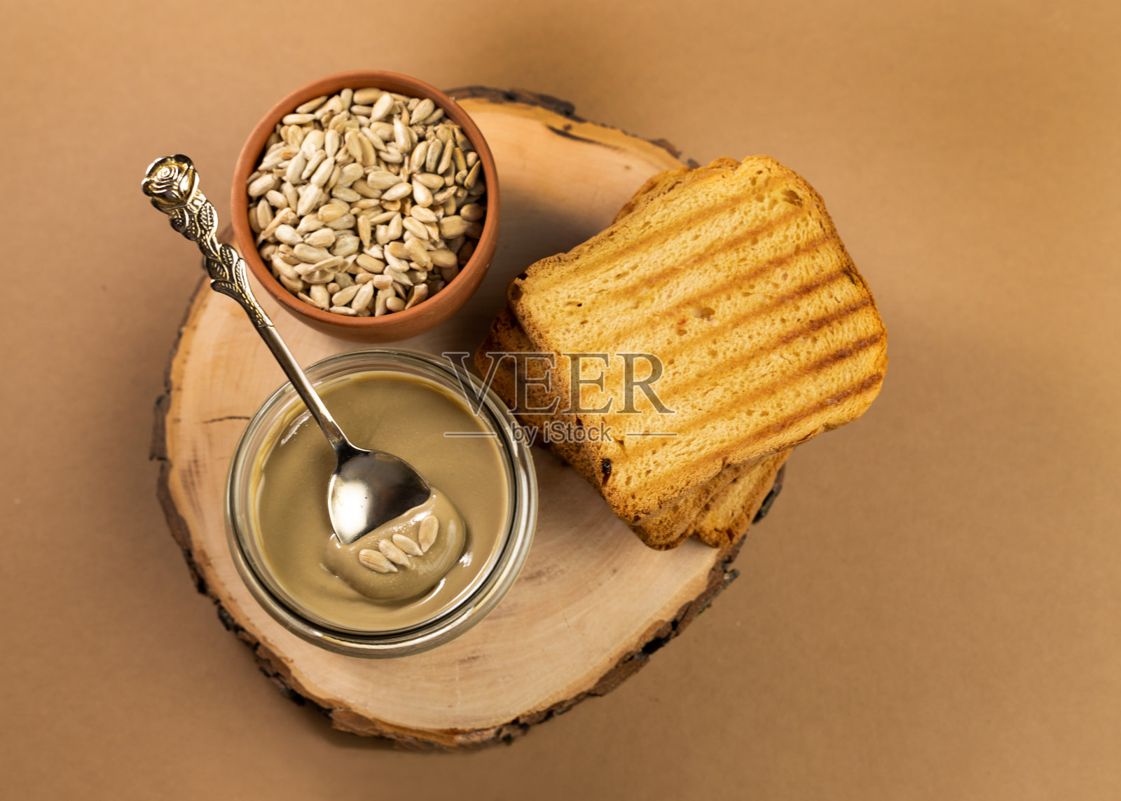 烤面包涂有机向日葵黄油。一种美味的，含奶油和咸味的食物。花生酱的低过敏性替代品。照片摄影图片
