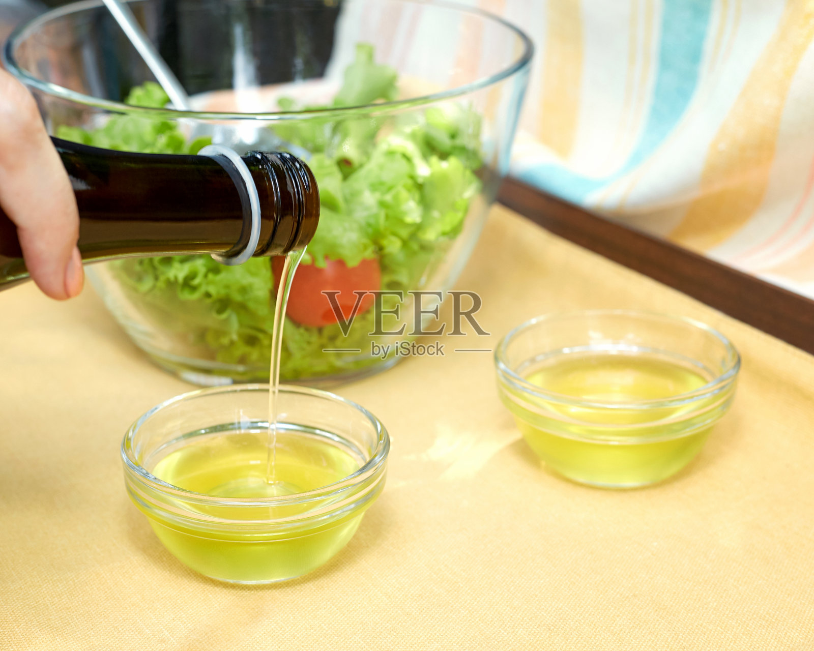 用植物油配制沙拉照片摄影图片