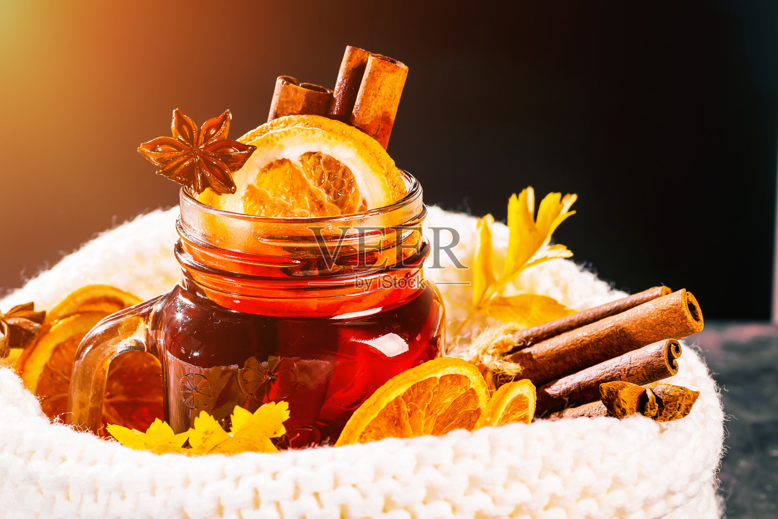 加香料的热葡萄酒。副本的空间。橙子干，肉桂棒和八角星在棕色的背景上。季节性的圣诞热饮料。烹饪或圣诞节装饰的配料。空间的文本。照片摄影图片