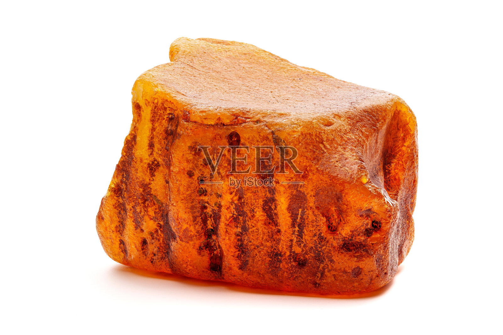 天然琥珀。白色背景上的不透明的黄色天然琥珀。照片摄影图片