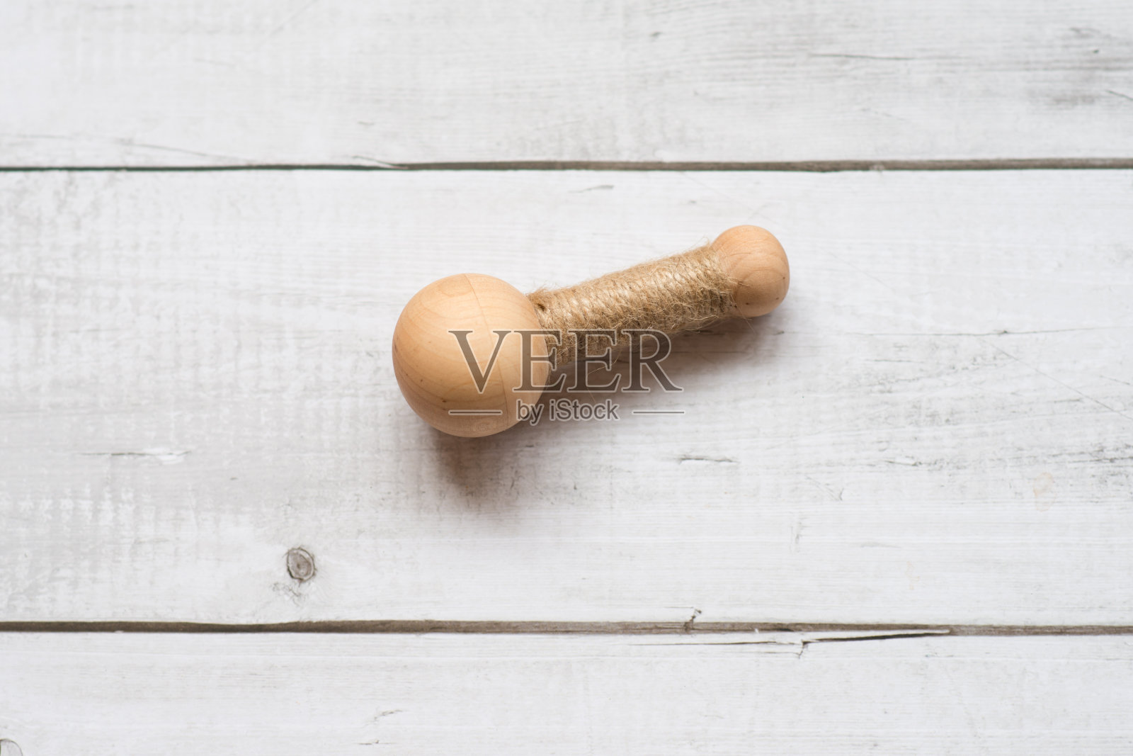 婴儿躺在她的肚子上，嘴里叼着牙齿照片摄影图片