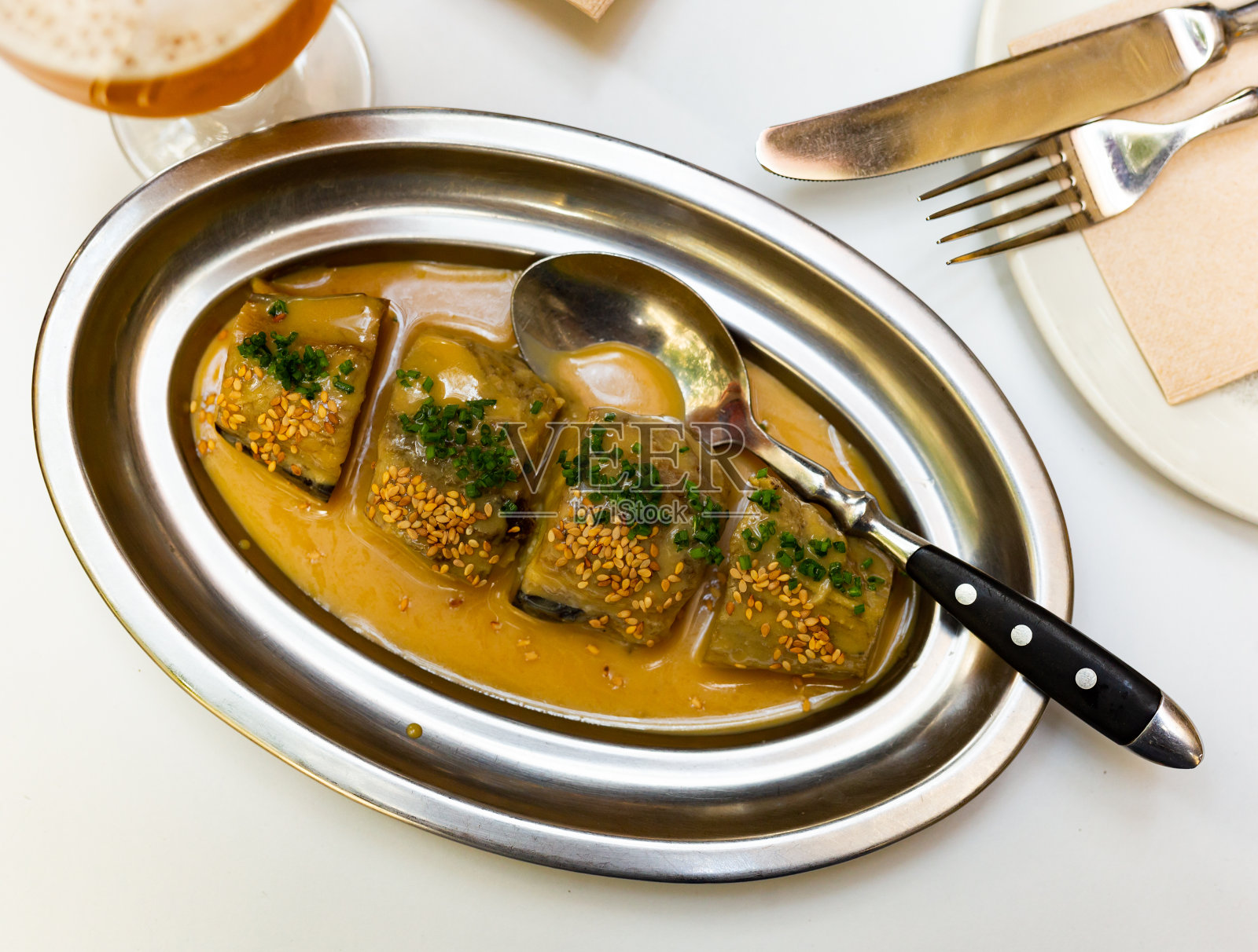 茄子配味噌酱照片摄影图片