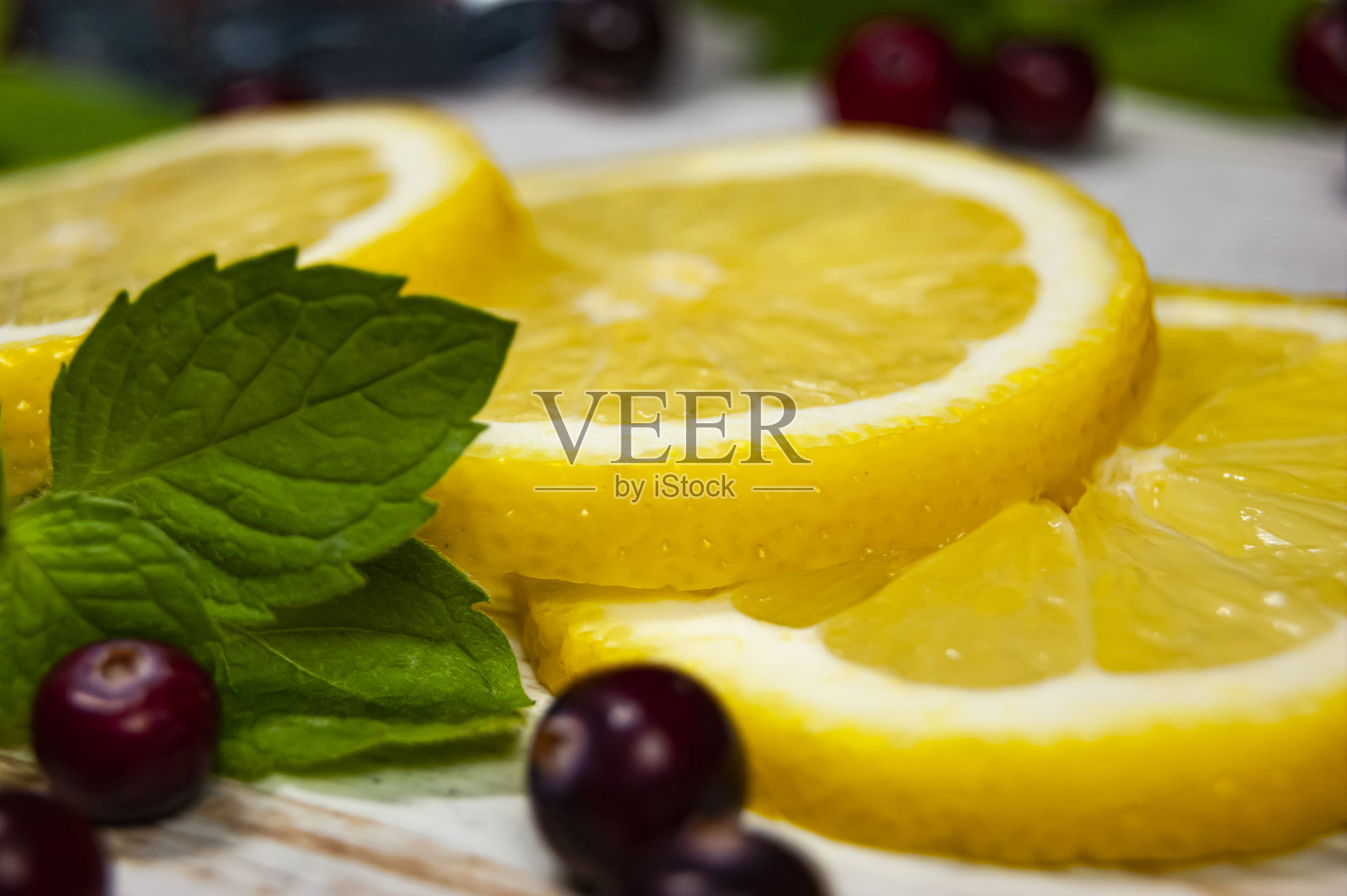 柠檬片，薄荷和蔓越莓照片摄影图片