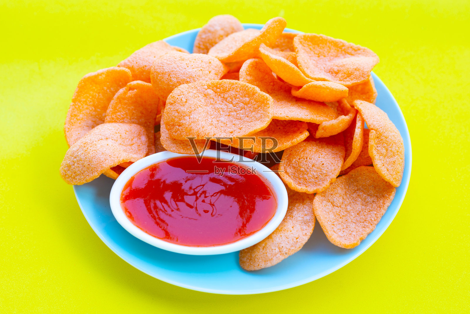 绿色背景的虾片。虾香饭小吃照片摄影图片