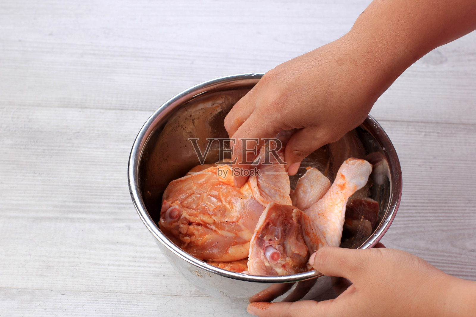 将干香料涂在鸡腿上，在厨房一步步烹饪烤鸡照片摄影图片