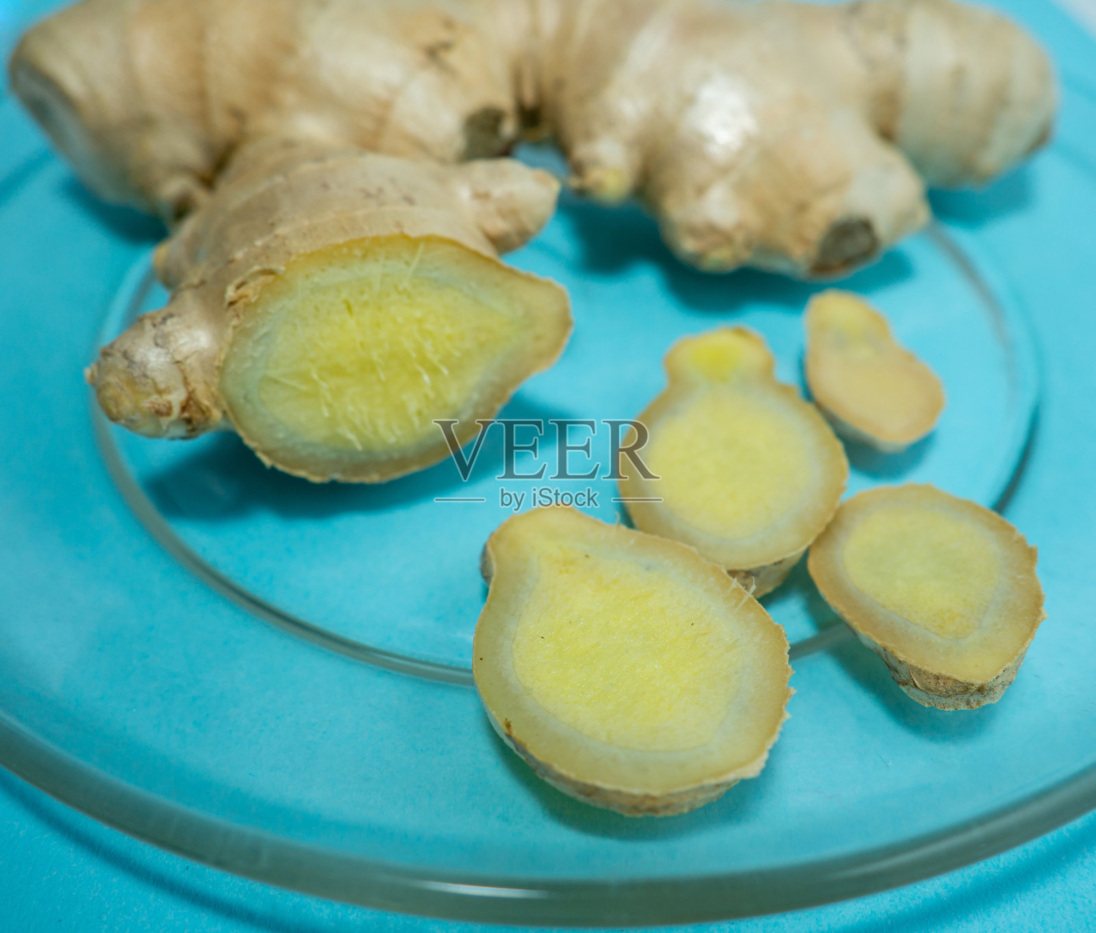 姜根切在透明的盘子上。照片摄影图片