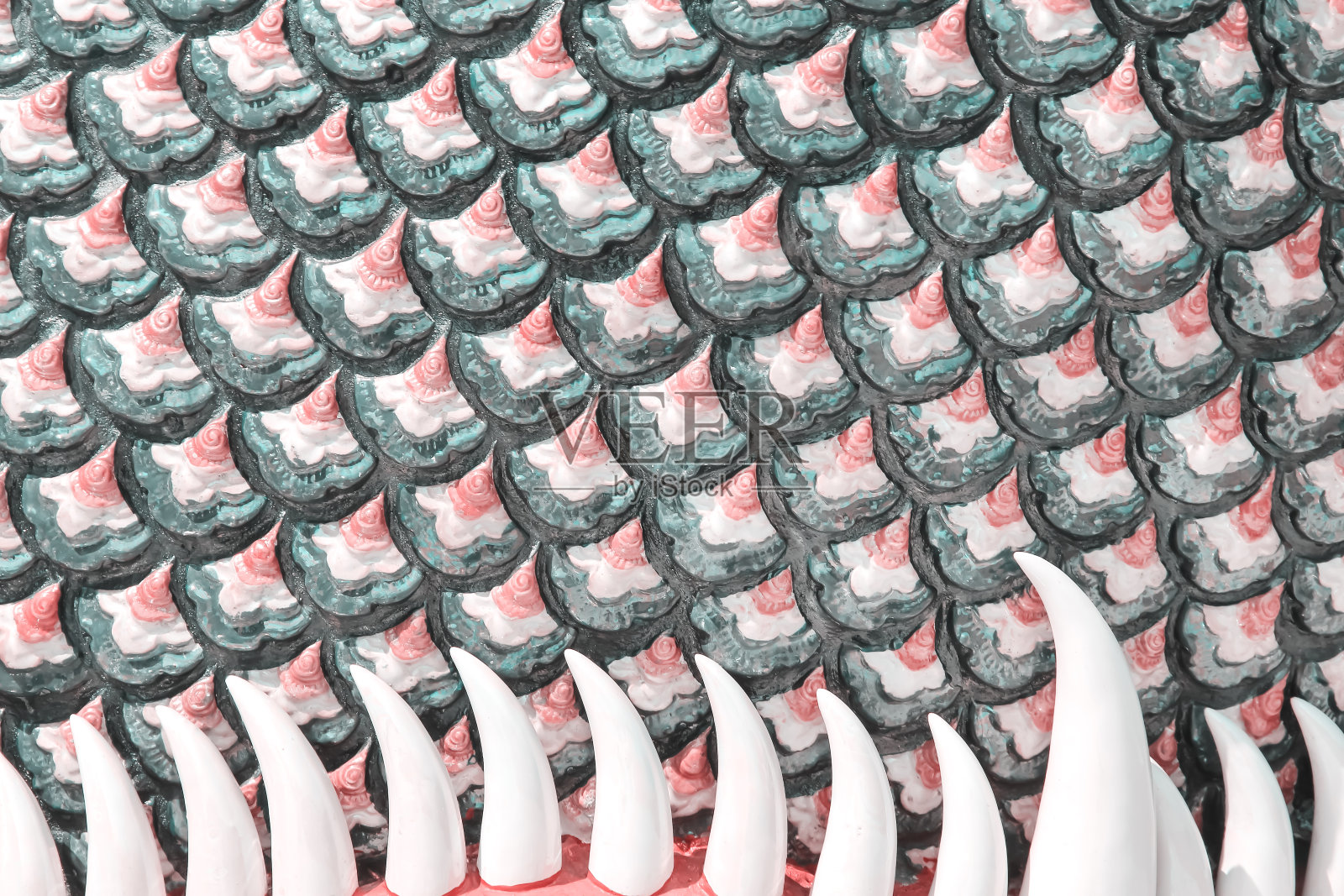 蛇鳞和白牙尖牙(那伽)的图案背景在泰国寺庙照片摄影图片