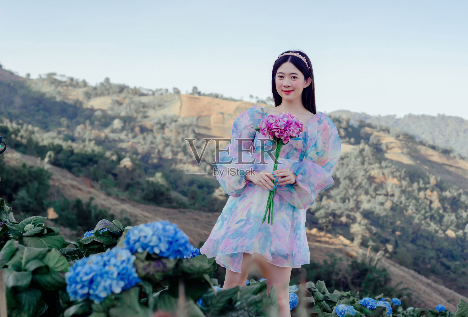 女人在花园照片摄影图片