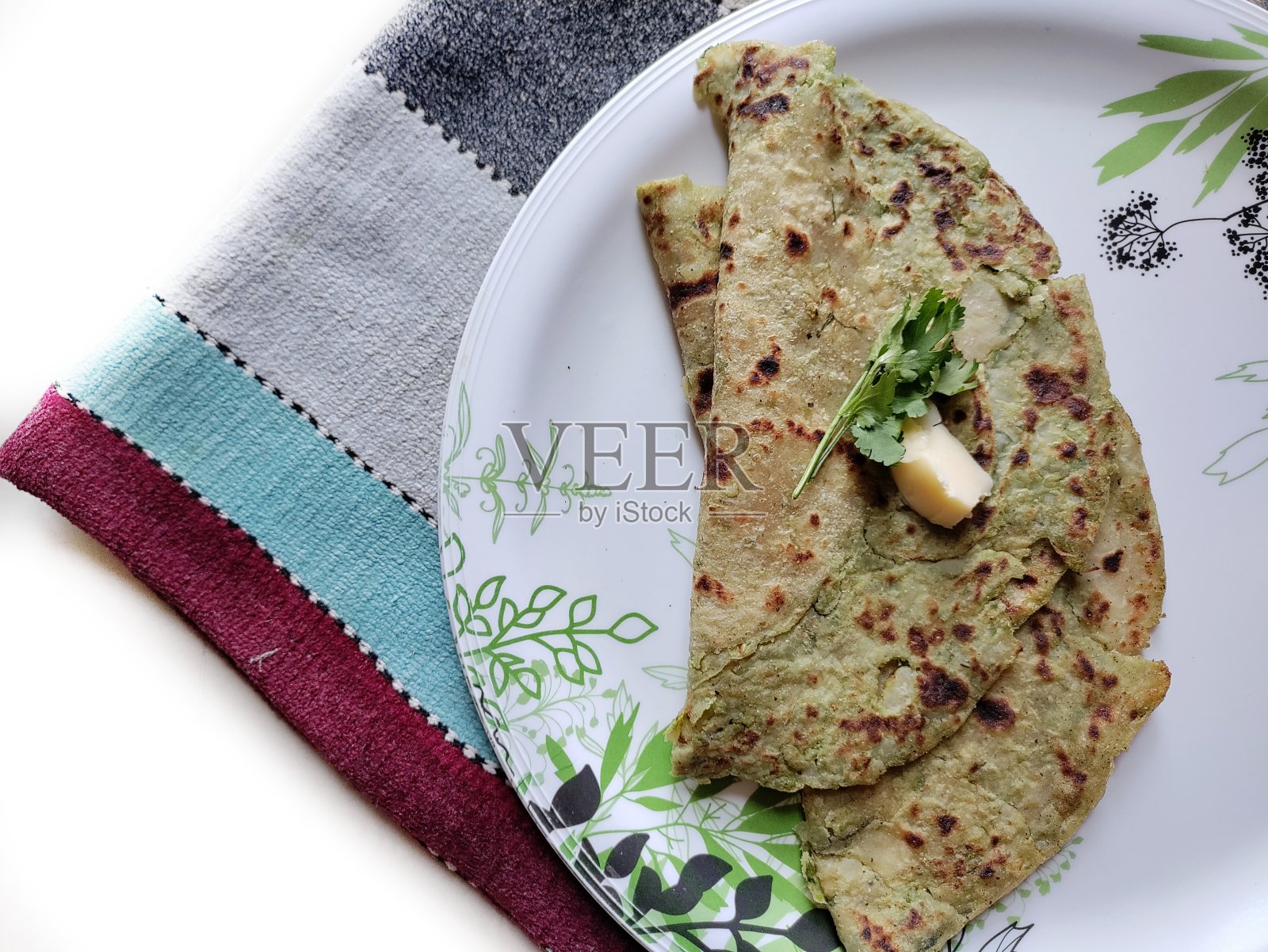 Aloo Matar Paratha或印度马铃薯馅大饼。照片摄影图片