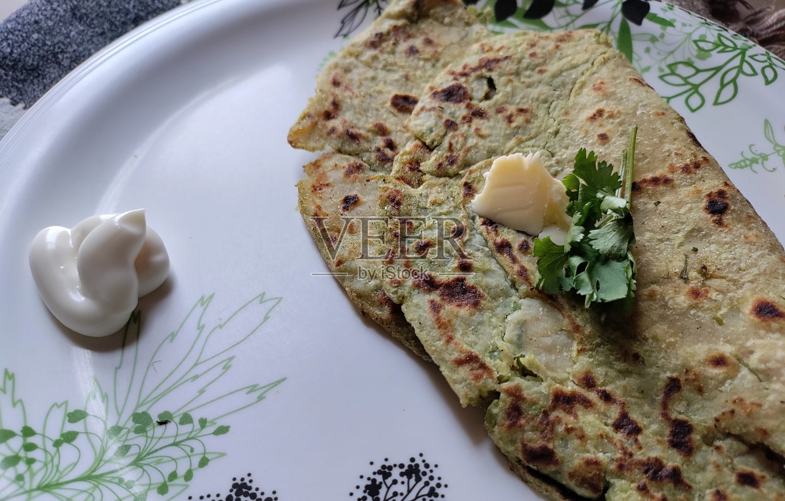 Aloo Matar Paratha或印度马铃薯馅大饼。照片摄影图片