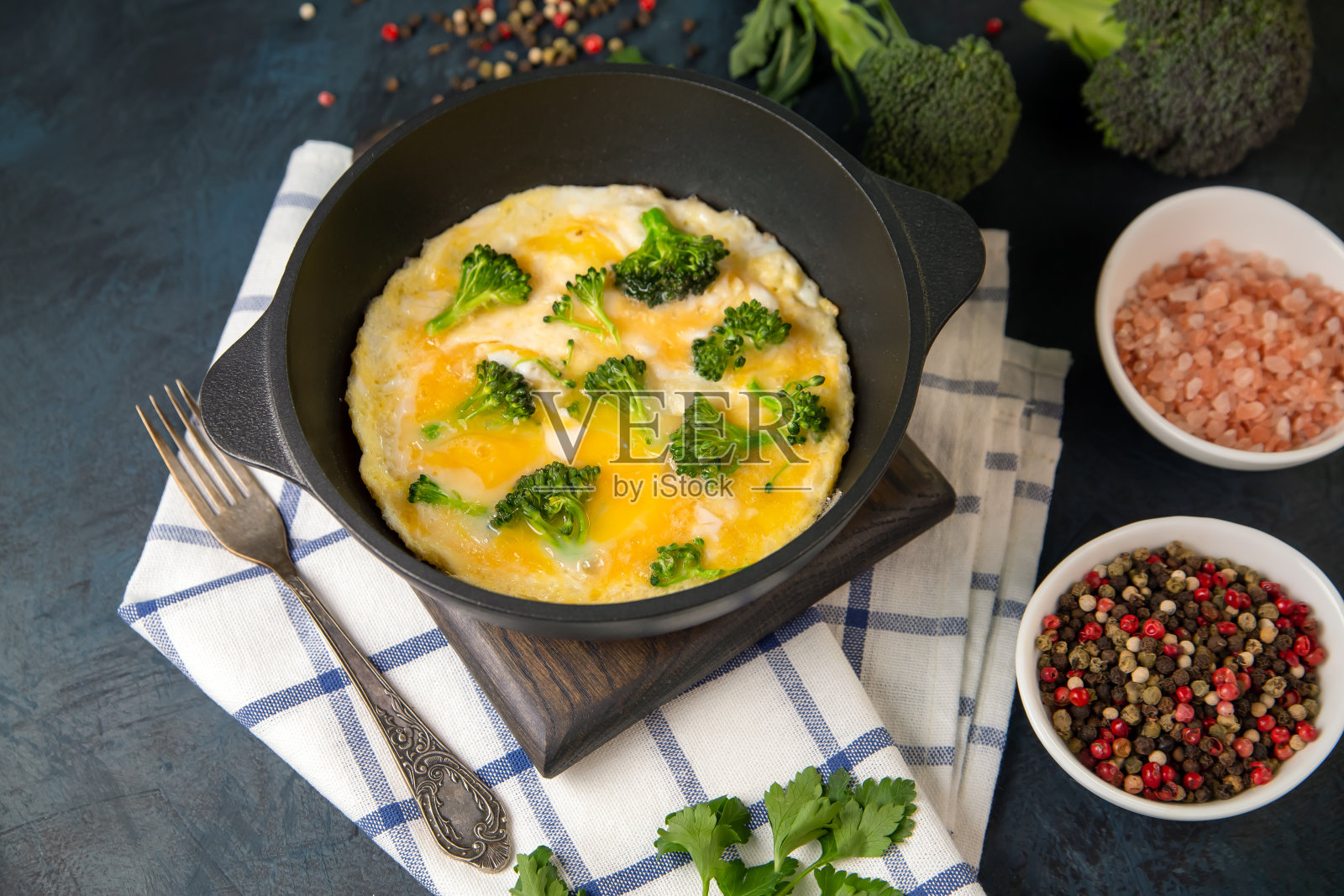 西兰花菜煎蛋饼，香草和香料。富含蛋白质和纤维的健康食品。照片摄影图片