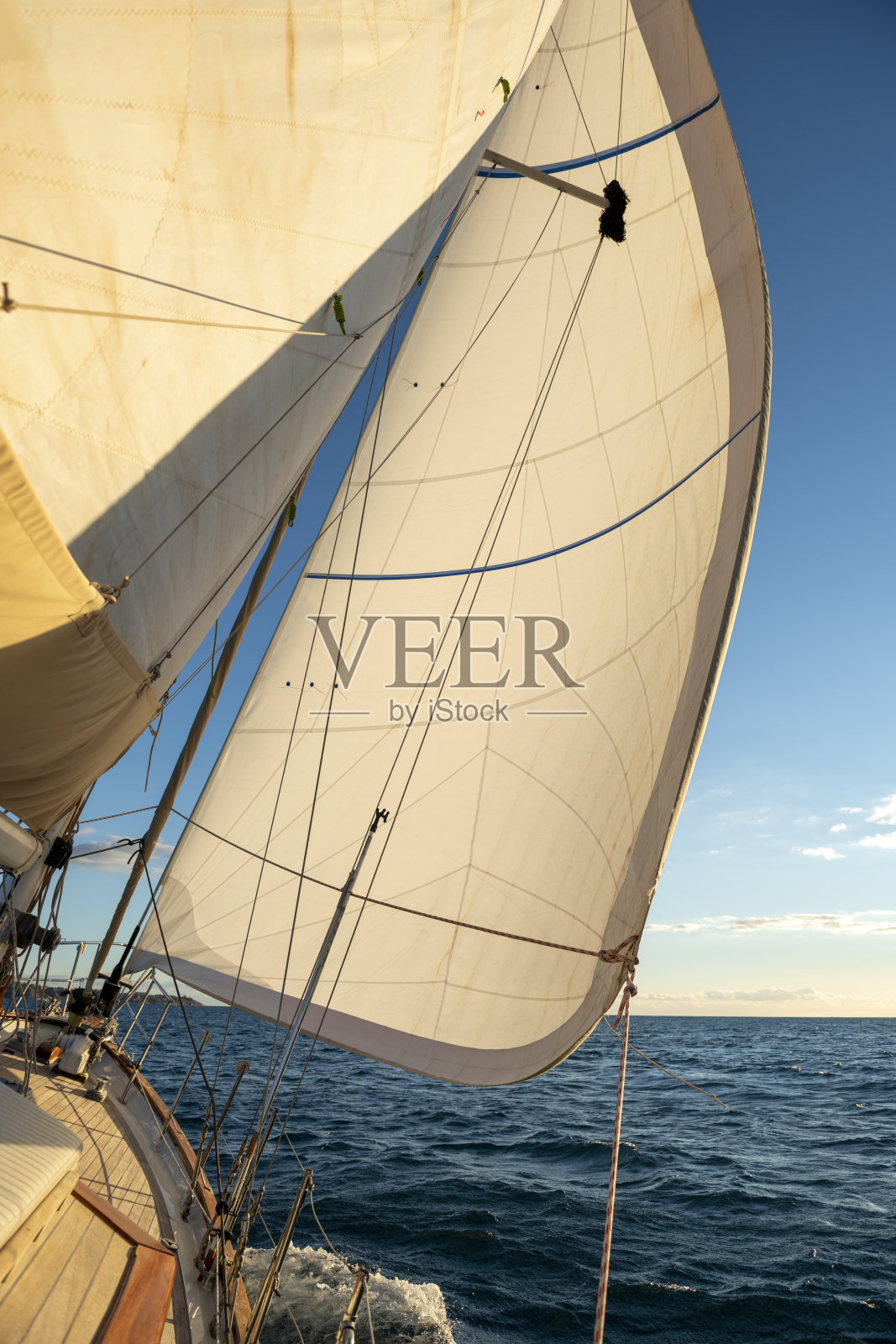 经典的帆船逆风破浪航行。照片摄影图片