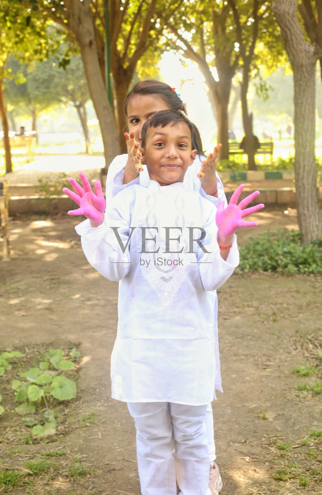 印度——色彩缤纷的胡里节和孩子们玩胡里节的节日照片摄影图片